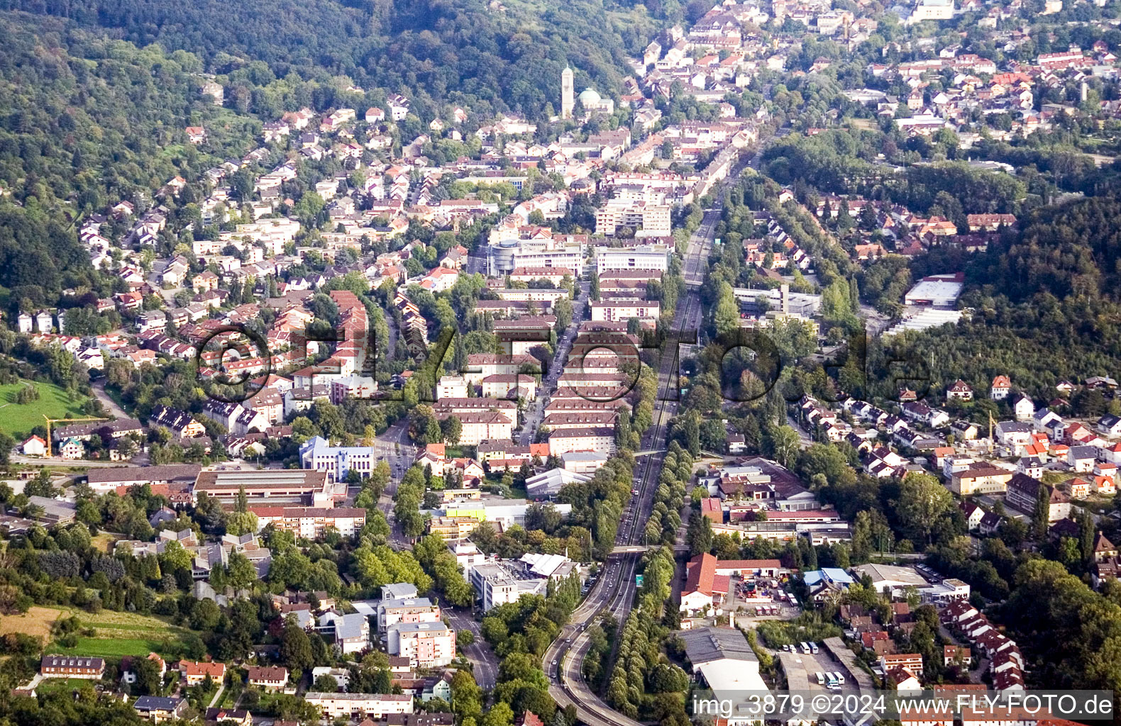 Vue aérienne de Route de la Forêt-Noire B500 à le quartier Oos in Baden-Baden dans le département Bade-Wurtemberg, Allemagne