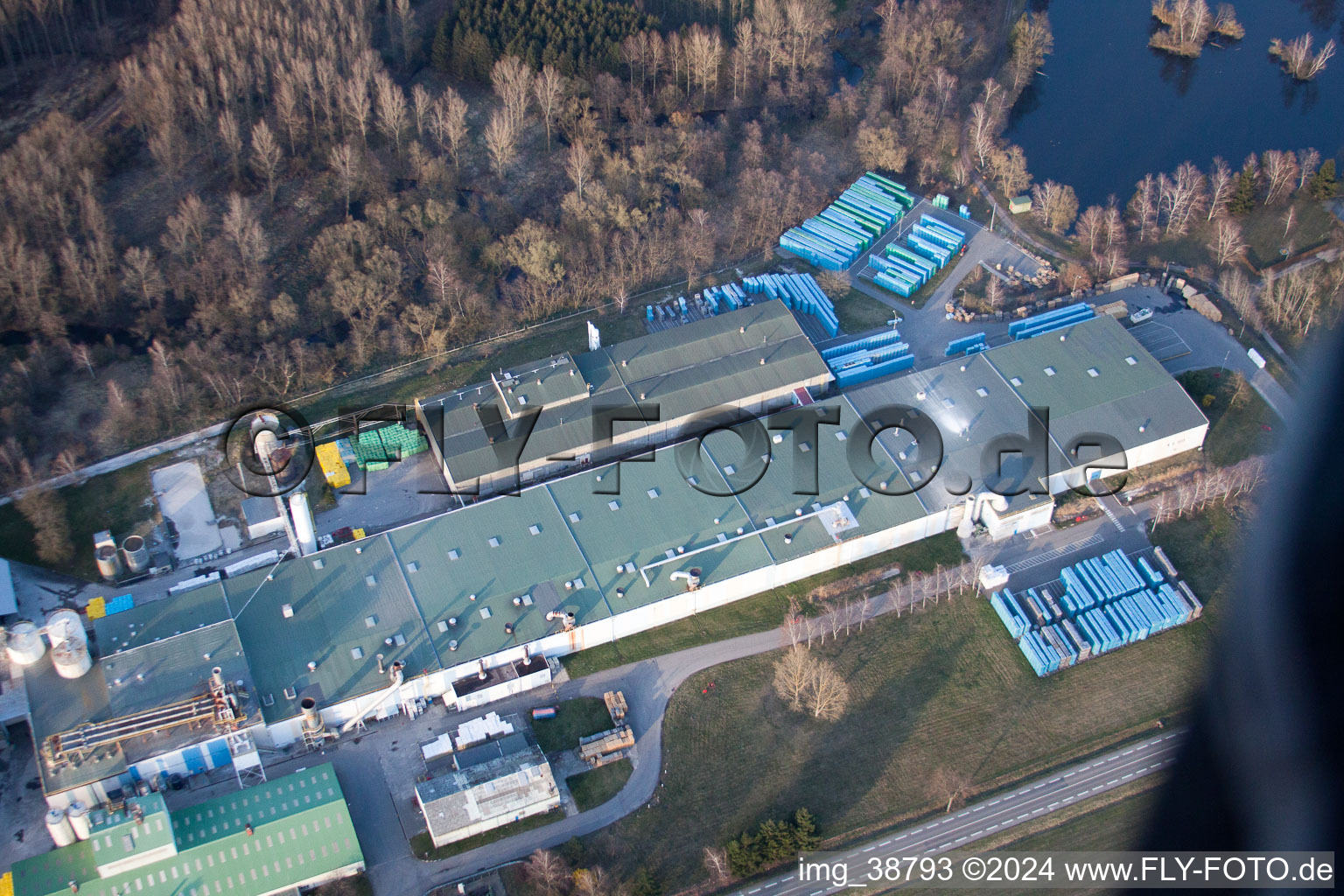 Isolation Sitek à le quartier Altenstadt in Wissembourg dans le département Bas Rhin, France du point de vue du drone