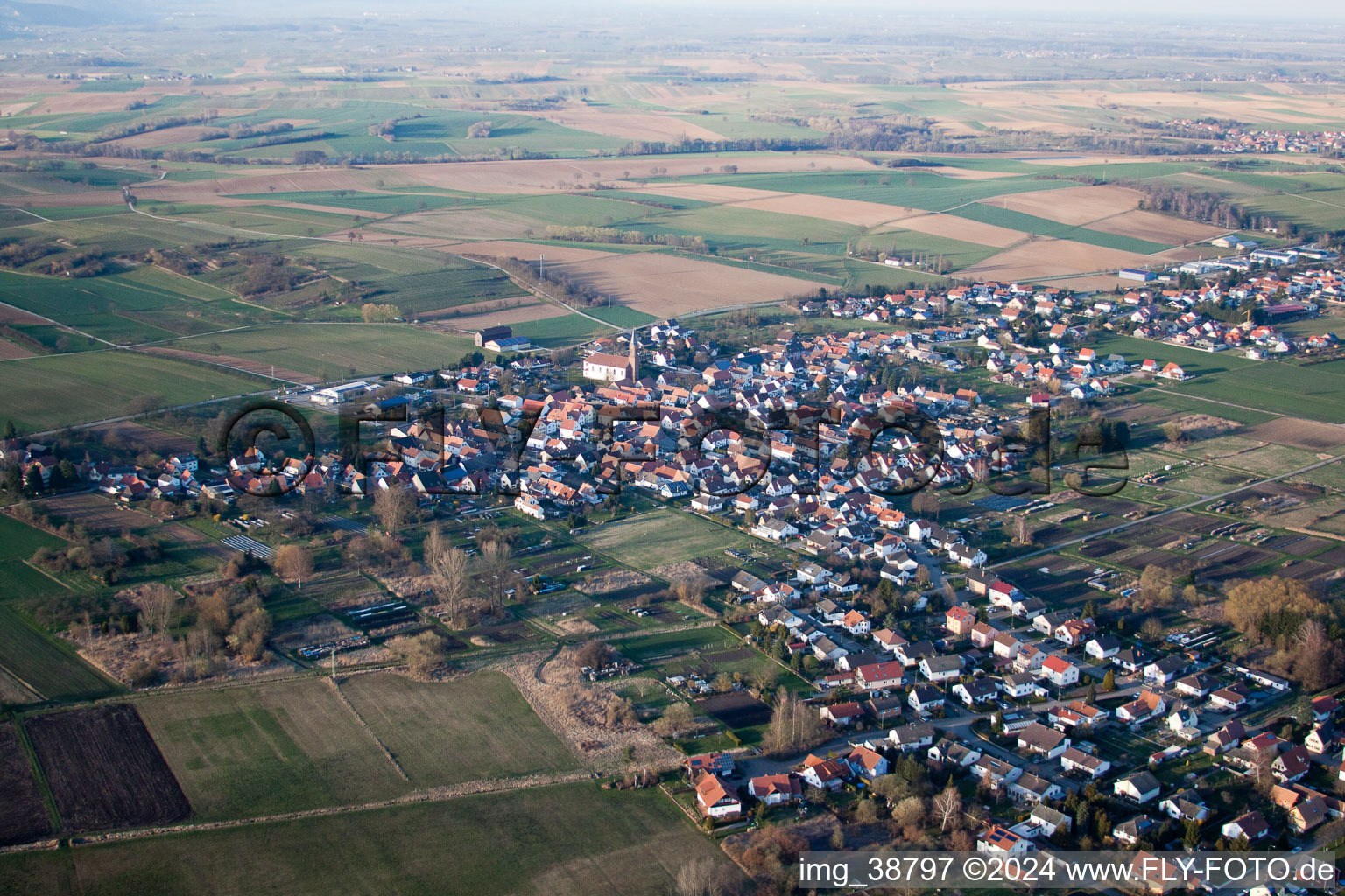 Steinfeld dans le département Rhénanie-Palatinat, Allemagne vu d'un drone