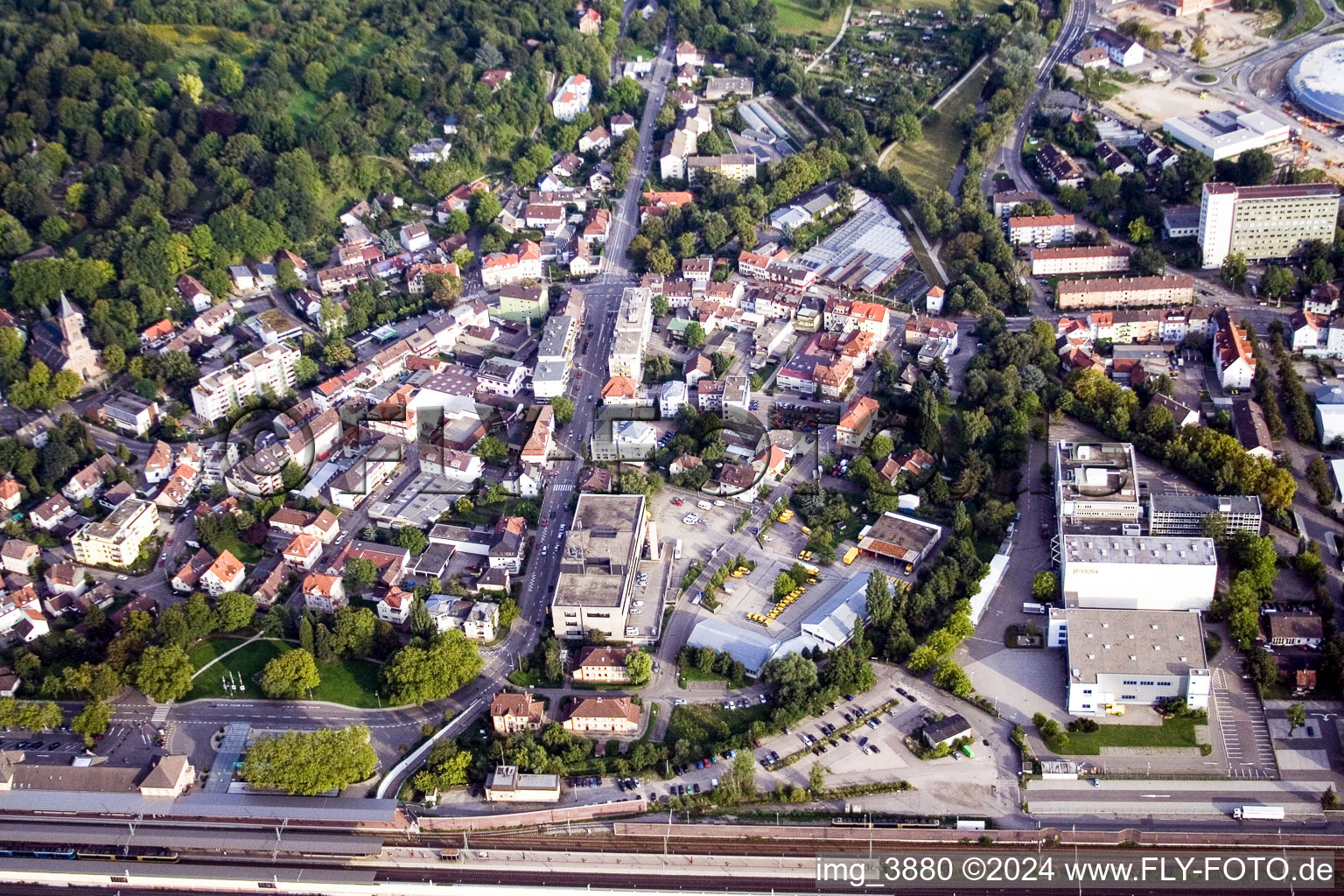 Vue aérienne de Ooser Bahnhofstr. à le quartier Oos in Baden-Baden dans le département Bade-Wurtemberg, Allemagne