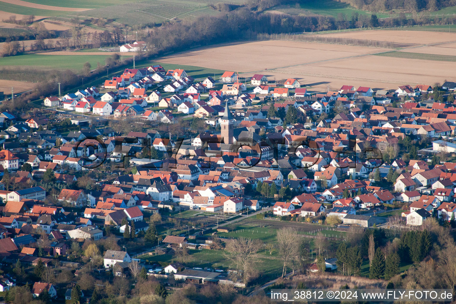 Quartier Schaidt in Wörth am Rhein dans le département Rhénanie-Palatinat, Allemagne du point de vue du drone