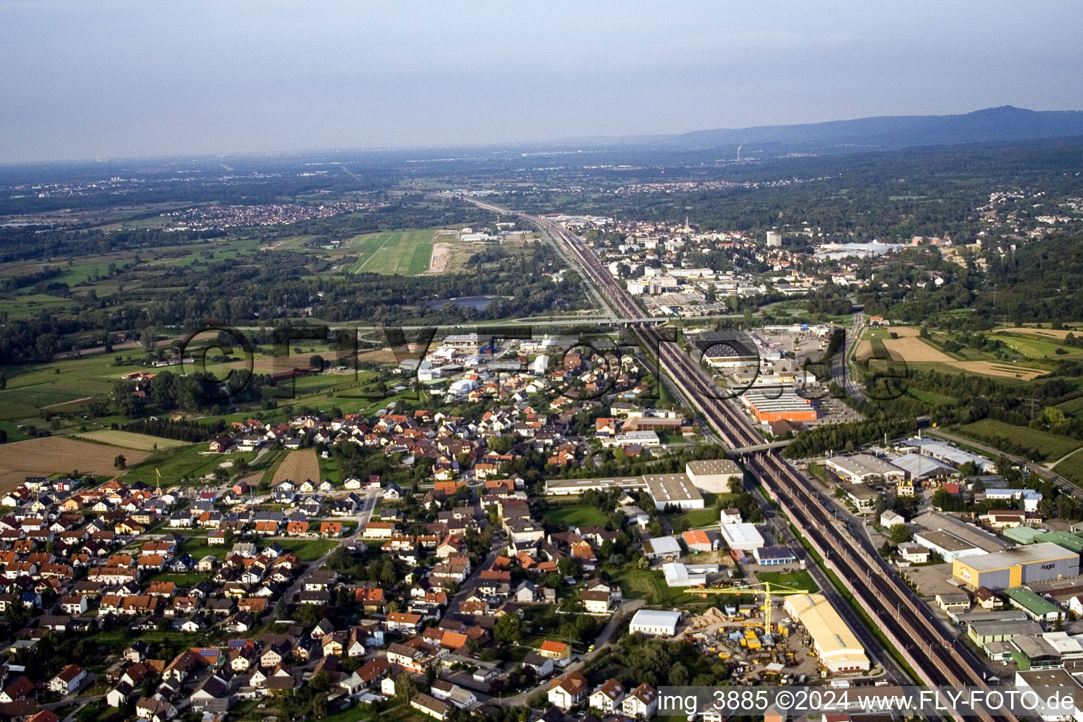 Vue aérienne de Ligne ferroviaire du sud à le quartier Kartung in Sinzheim dans le département Bade-Wurtemberg, Allemagne