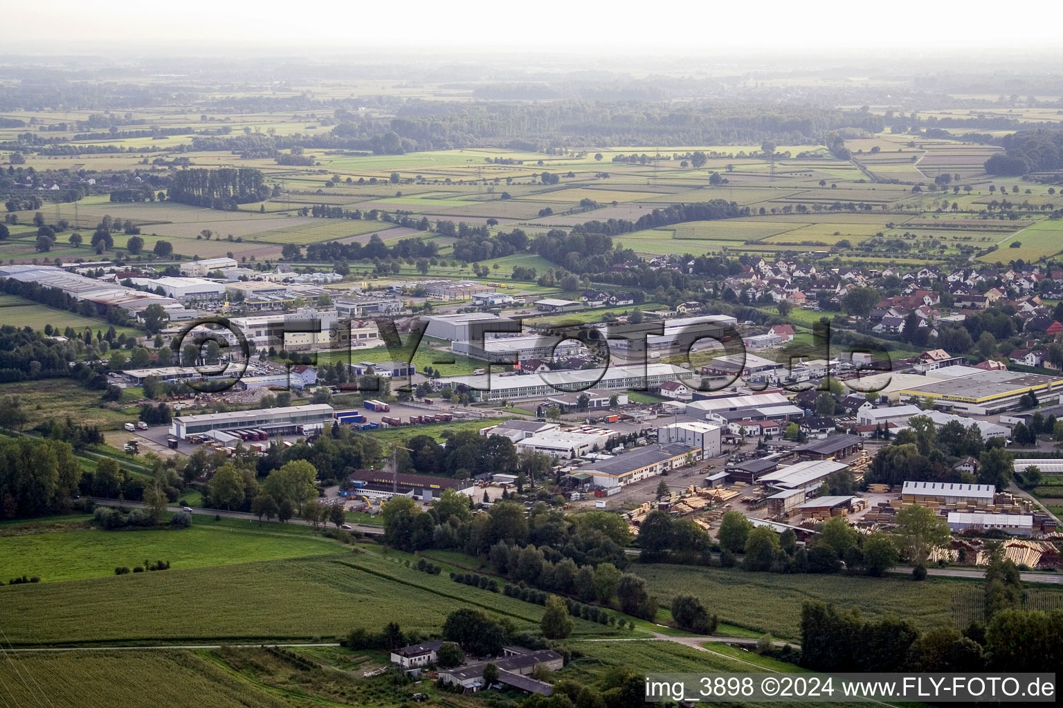 Vue aérienne de Zone commerciale et implantation d'entreprises à l'est à le quartier Vimbuch in Bühl dans le département Bade-Wurtemberg, Allemagne