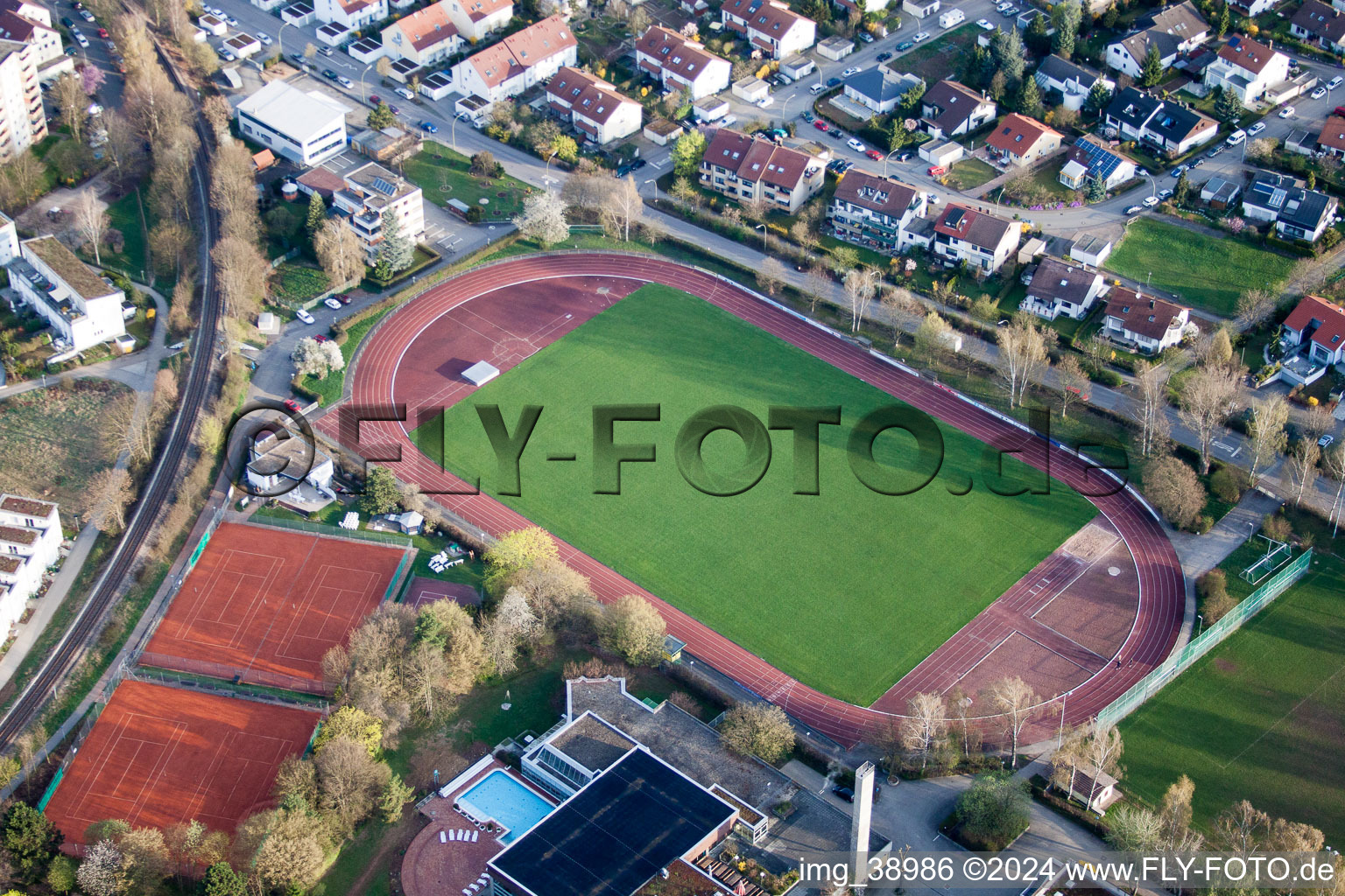 Vue aérienne de Ensemble de terrains de sport, dont club de tennis Münchingen eV à le quartier Münchingen in Korntal-Münchingen dans le département Bade-Wurtemberg, Allemagne