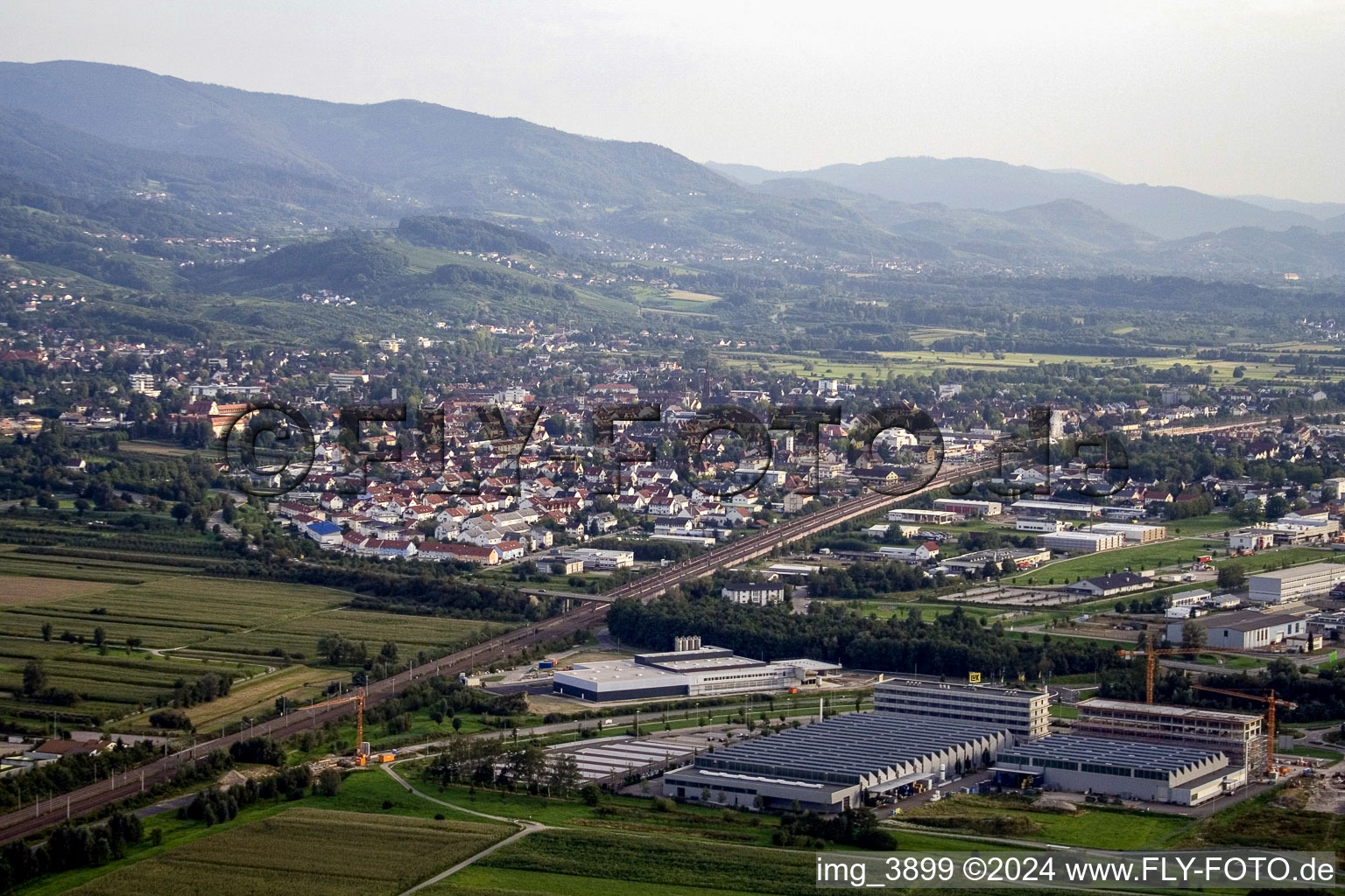 Vue aérienne de Zone industrielle avec Schäffler Automotive à Bühl dans le département Bade-Wurtemberg, Allemagne