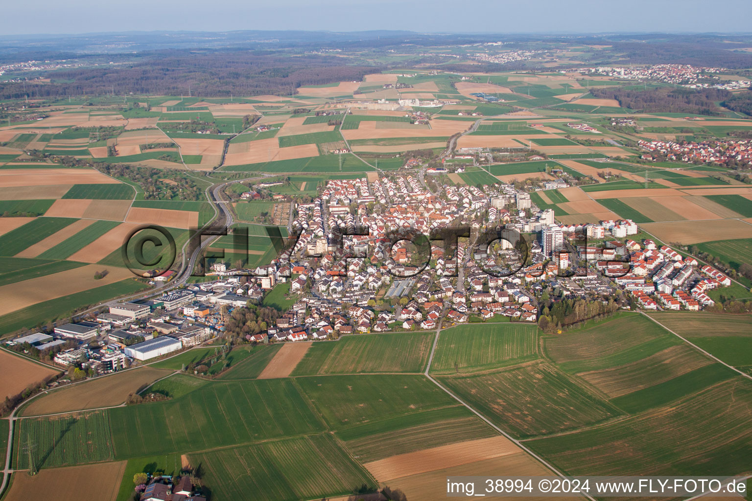 Vue aérienne de Vue des rues et des maisons des quartiers résidentiels à le quartier Hirschlanden in Ditzingen dans le département Bade-Wurtemberg, Allemagne