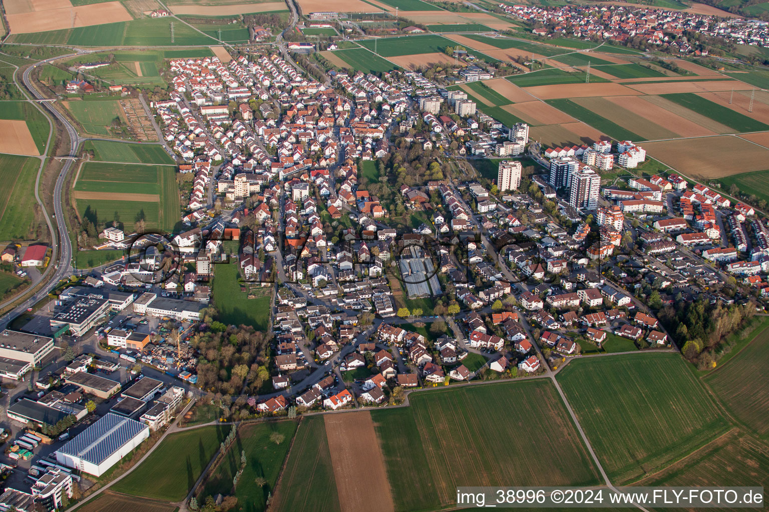 Vue aérienne de Vue des rues et des maisons des quartiers résidentiels à le quartier Hirschlanden in Ditzingen dans le département Bade-Wurtemberg, Allemagne