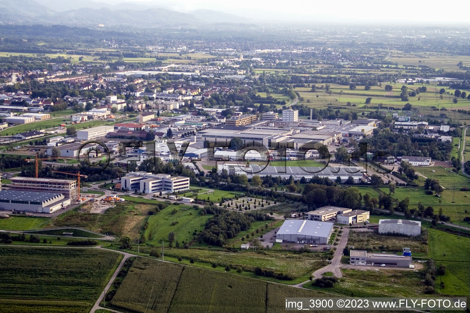 Vue aérienne de Zone industrielle à le quartier Vimbuch in Bühl dans le département Bade-Wurtemberg, Allemagne