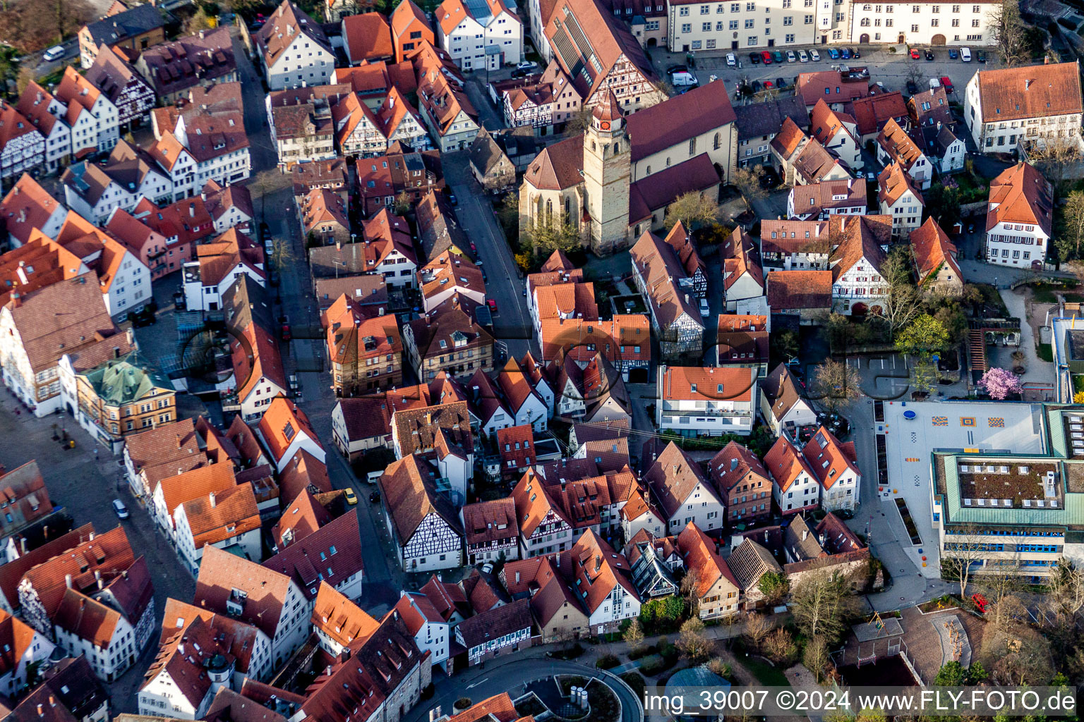 Vue aérienne de Église municipale dans le centre historique du centre-ville à Leonberg dans le département Bade-Wurtemberg, Allemagne