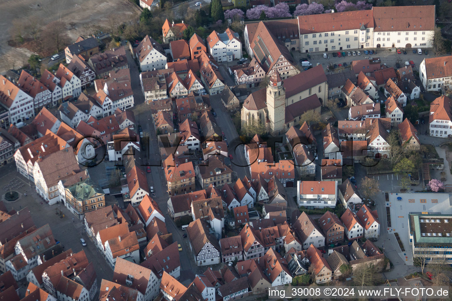 Vue aérienne de Vieille ville avec église municipale à Leonberg dans le département Bade-Wurtemberg, Allemagne