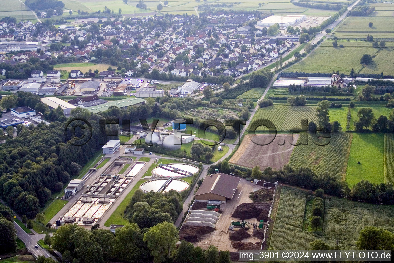 Vue aérienne de Réservoir de traitement des eaux usées pour le traitement des eaux usées à le quartier Vimbuch in Bühl dans le département Bade-Wurtemberg, Allemagne