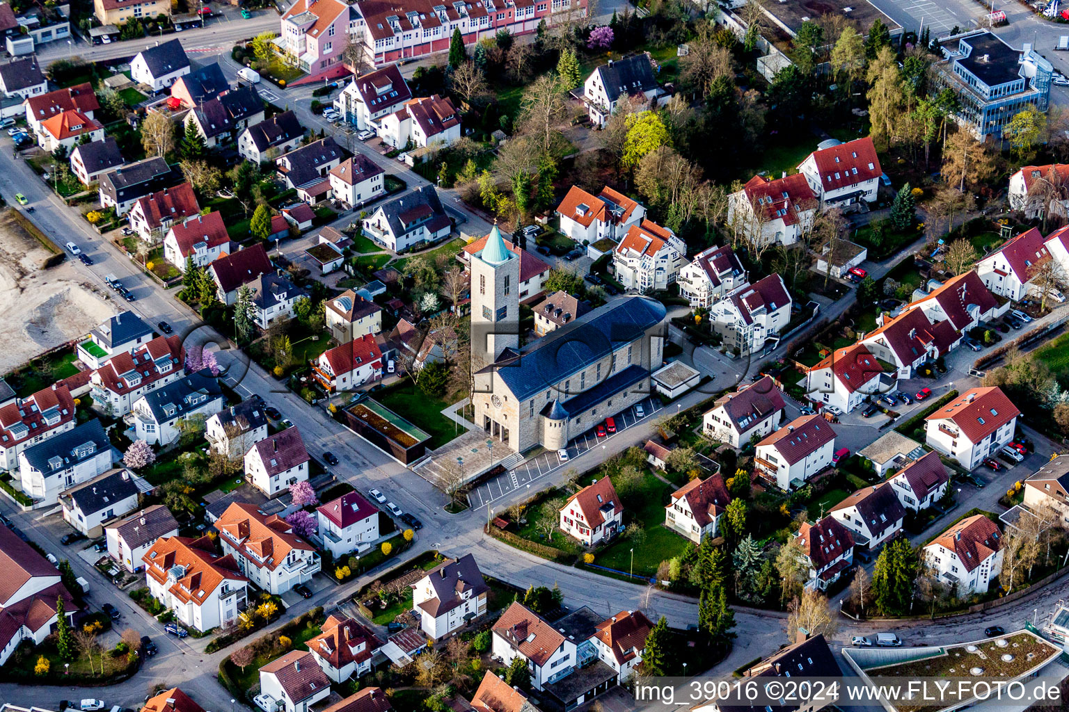 Vue aérienne de Église catholique Saint-Jean à Leonberg dans le département Bade-Wurtemberg, Allemagne