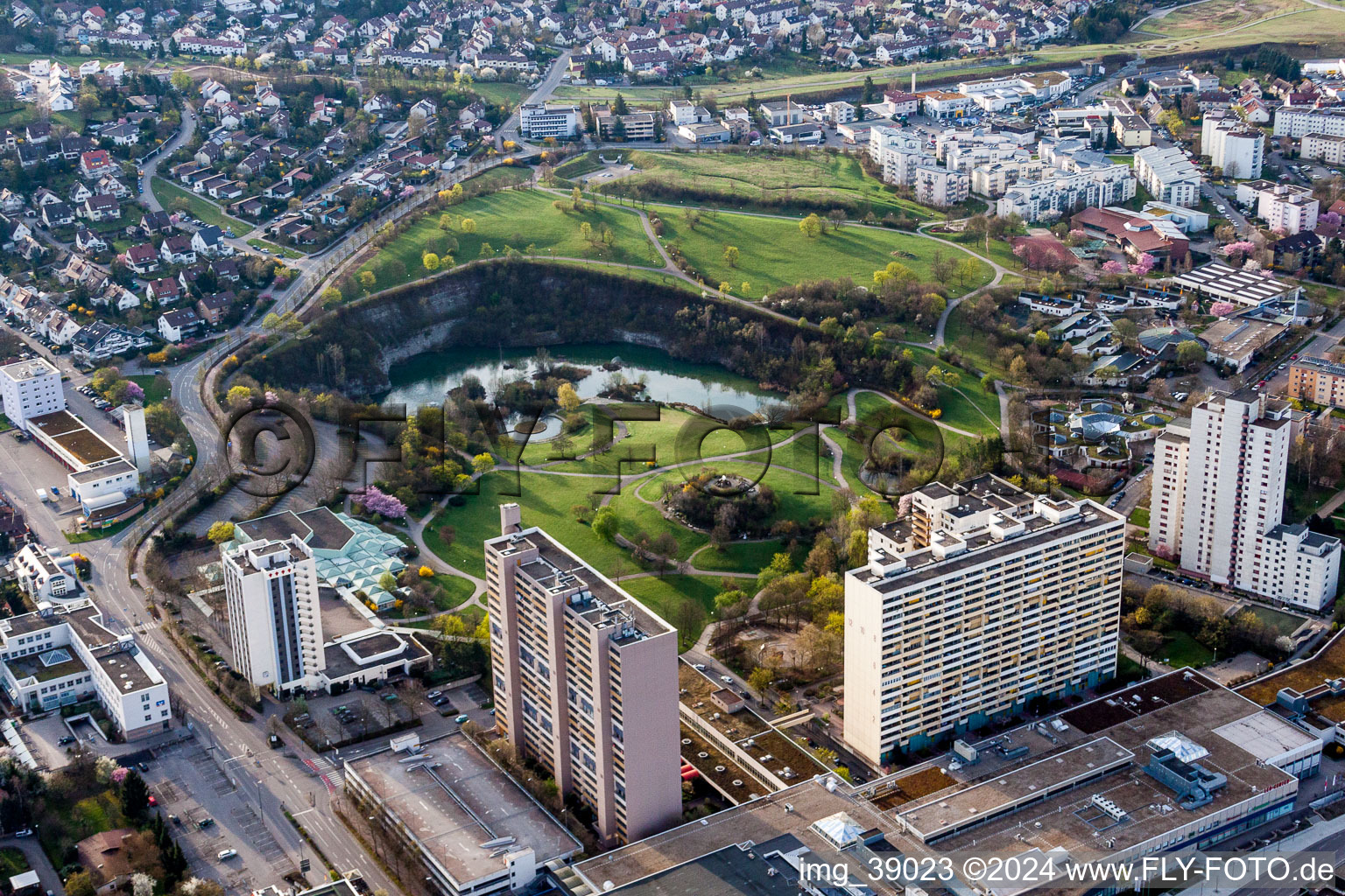 Vue aérienne de Parc avec lac du parc à le quartier Eltingen in Leonberg dans le département Bade-Wurtemberg, Allemagne