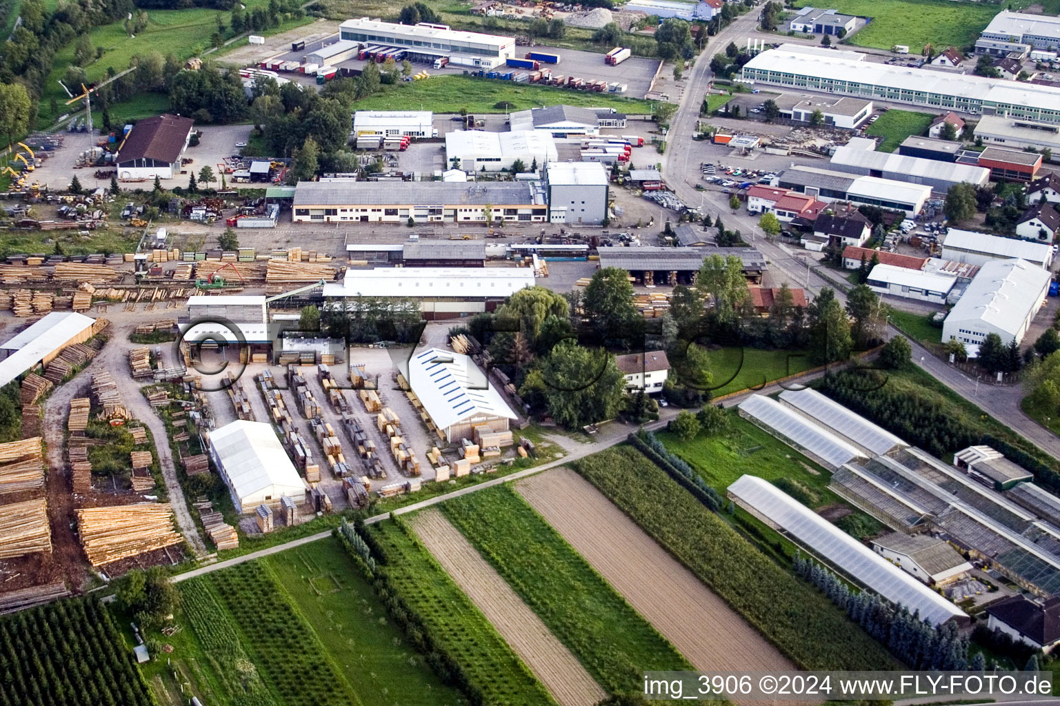 Vue aérienne de Zone industrielle à le quartier Vimbuch in Bühl dans le département Bade-Wurtemberg, Allemagne