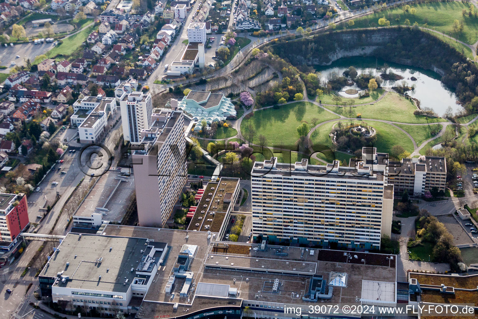 Vue aérienne de Parc avec lac du parc à le quartier Eltingen in Leonberg dans le département Bade-Wurtemberg, Allemagne