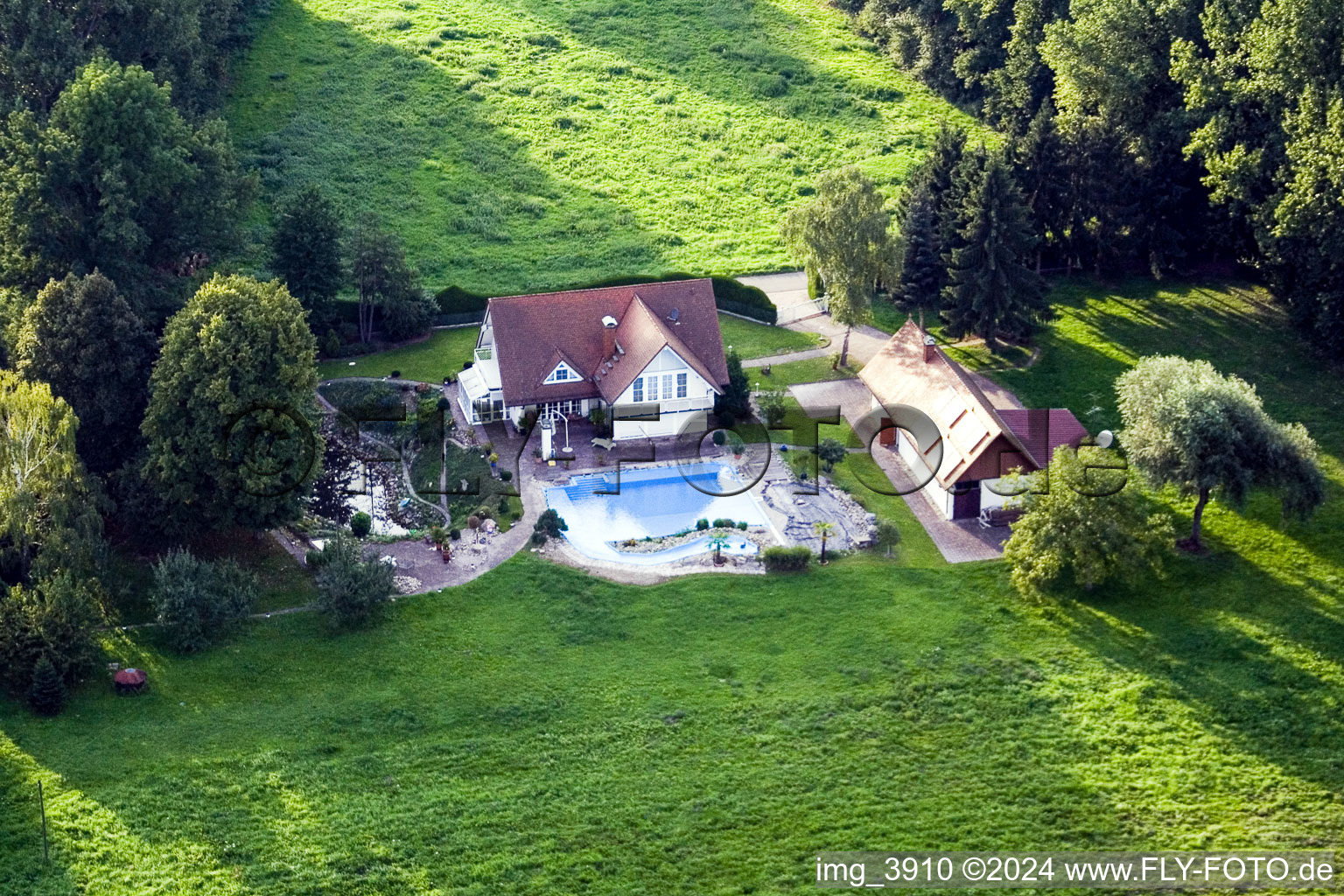 Vue aérienne de Jardiner sur la voie romaine à le quartier Vimbuch in Bühl dans le département Bade-Wurtemberg, Allemagne