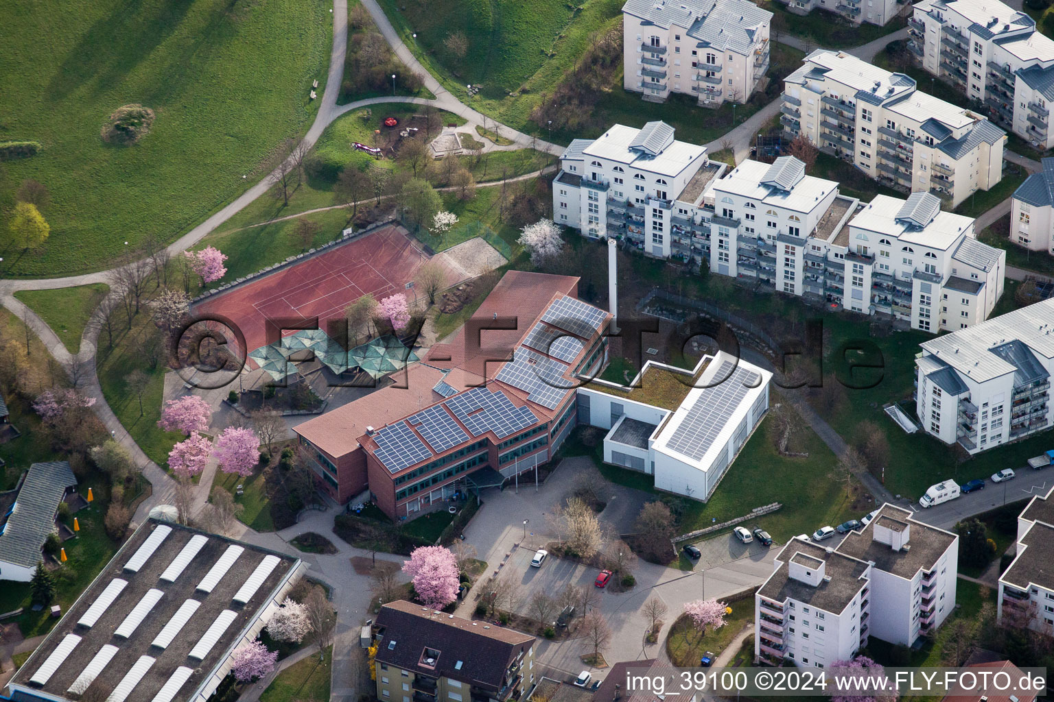 Vue aérienne de Lycée Ostertag, Tiroler Straße à le quartier Eltingen in Leonberg dans le département Bade-Wurtemberg, Allemagne