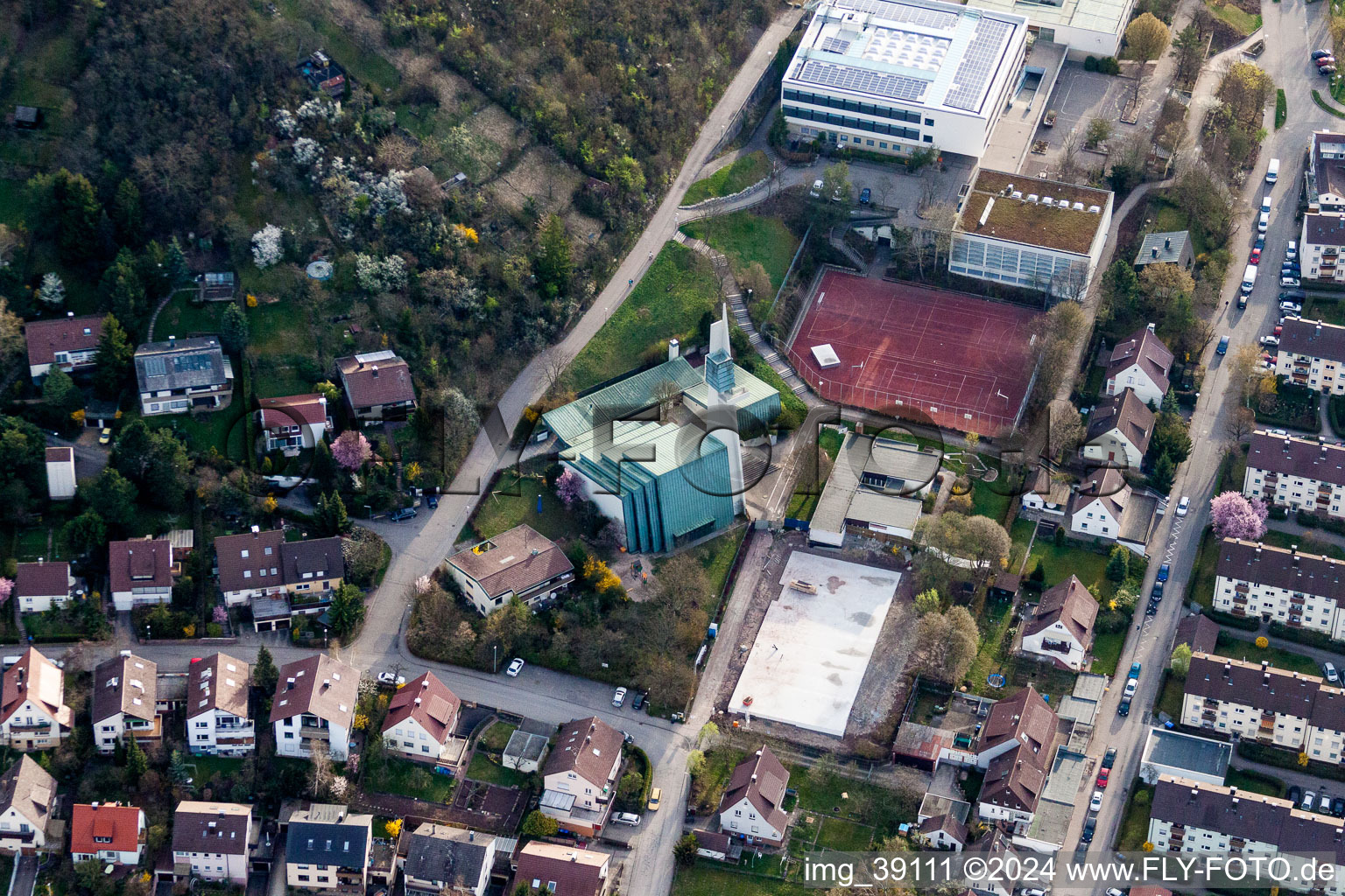 Vue aérienne de Église de la Réconciliation à le quartier Ramtel in Leonberg dans le département Bade-Wurtemberg, Allemagne