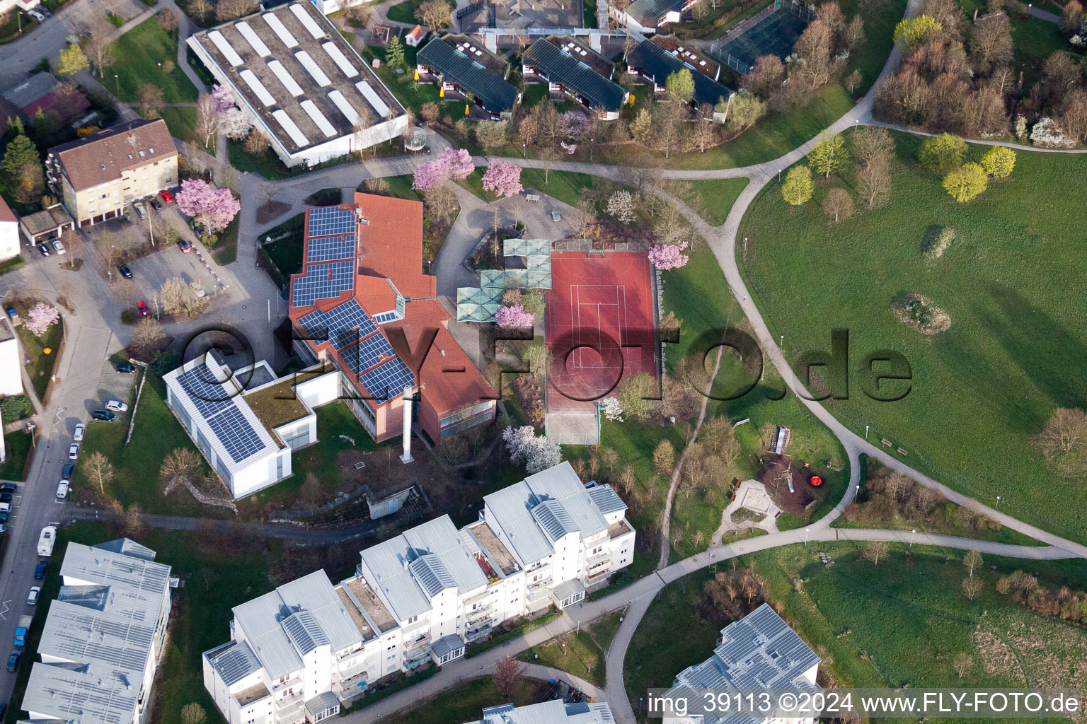 Vue oblique de Lycée Ostertag, Tiroler Straße à le quartier Eltingen in Leonberg dans le département Bade-Wurtemberg, Allemagne