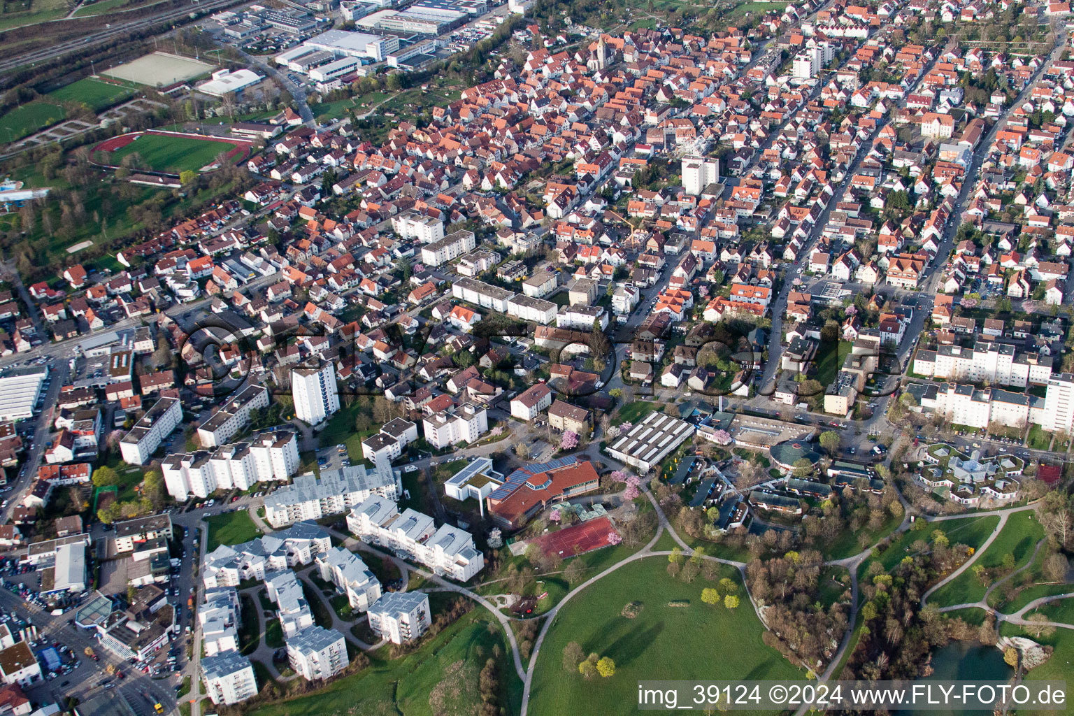 Lycée Ostertag, Tiroler Straße à le quartier Eltingen in Leonberg dans le département Bade-Wurtemberg, Allemagne hors des airs