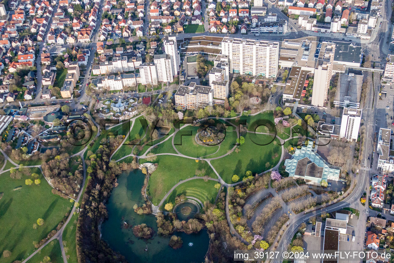 Photographie aérienne de Parc avec lac du parc à le quartier Eltingen in Leonberg dans le département Bade-Wurtemberg, Allemagne