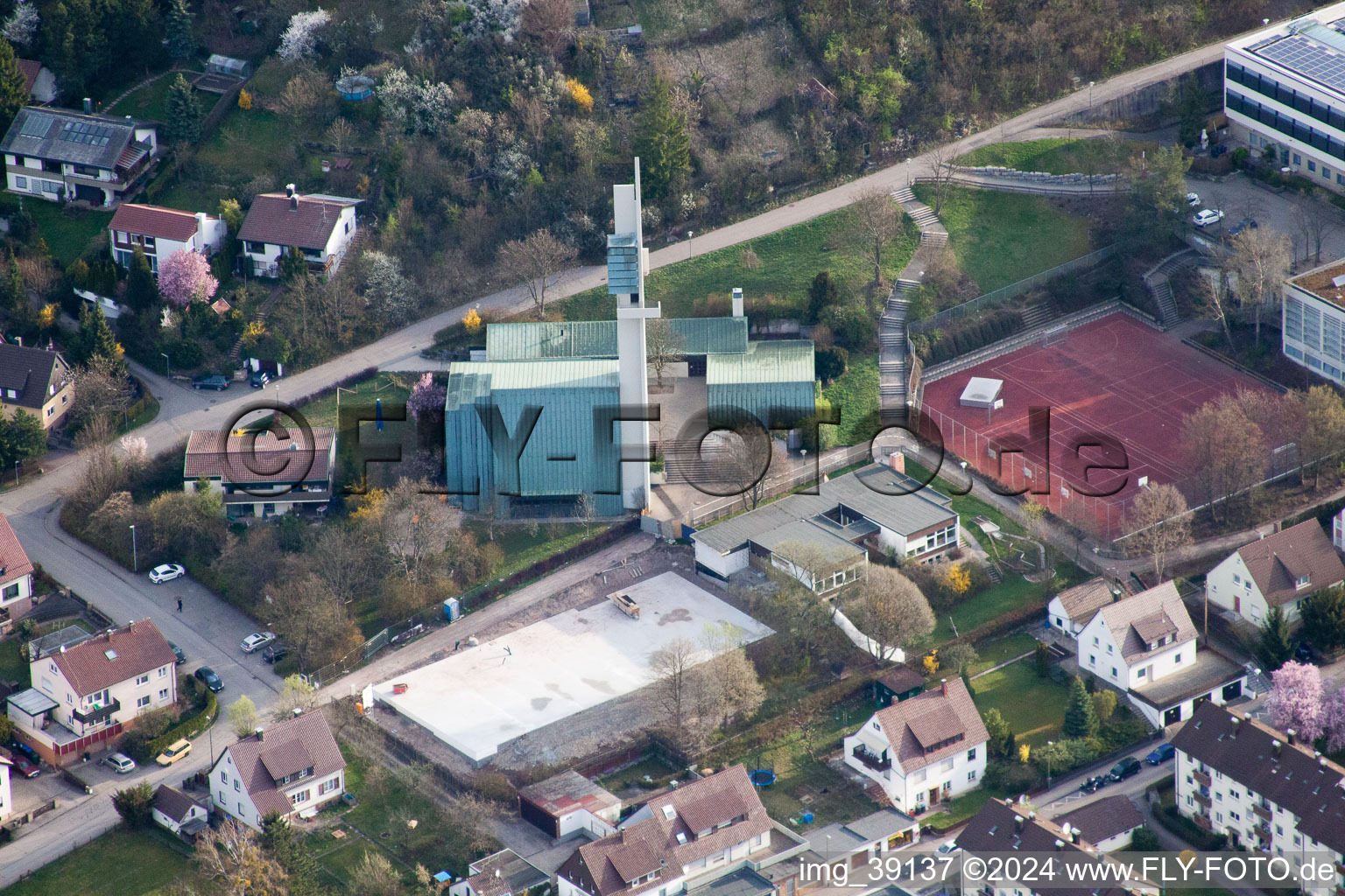 Vue aérienne de Église de la Réconciliation à le quartier Ramtel in Leonberg dans le département Bade-Wurtemberg, Allemagne