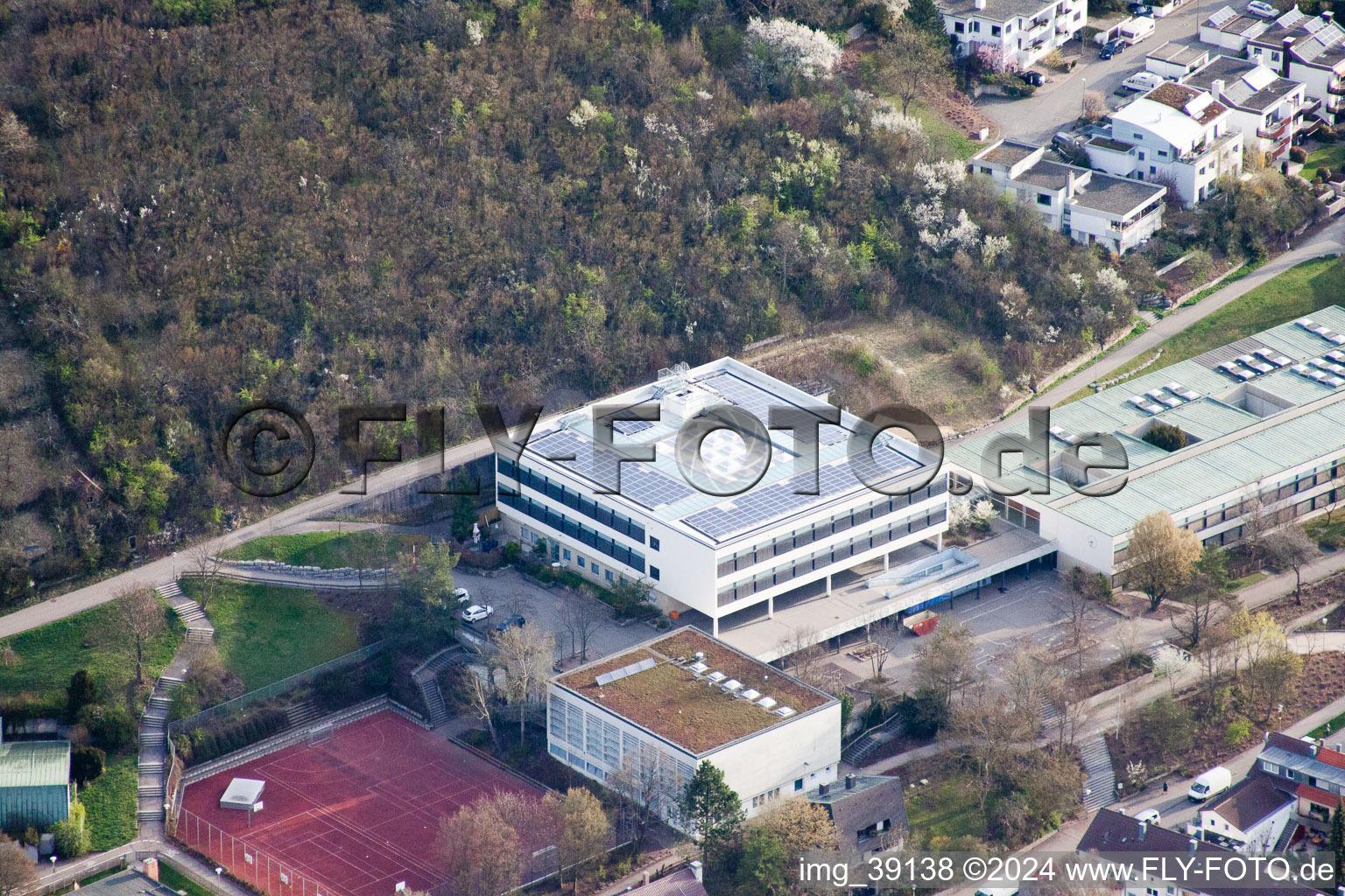 Vue aérienne de École August Lämmle, Gerlinger Straße à le quartier Ramtel in Leonberg dans le département Bade-Wurtemberg, Allemagne