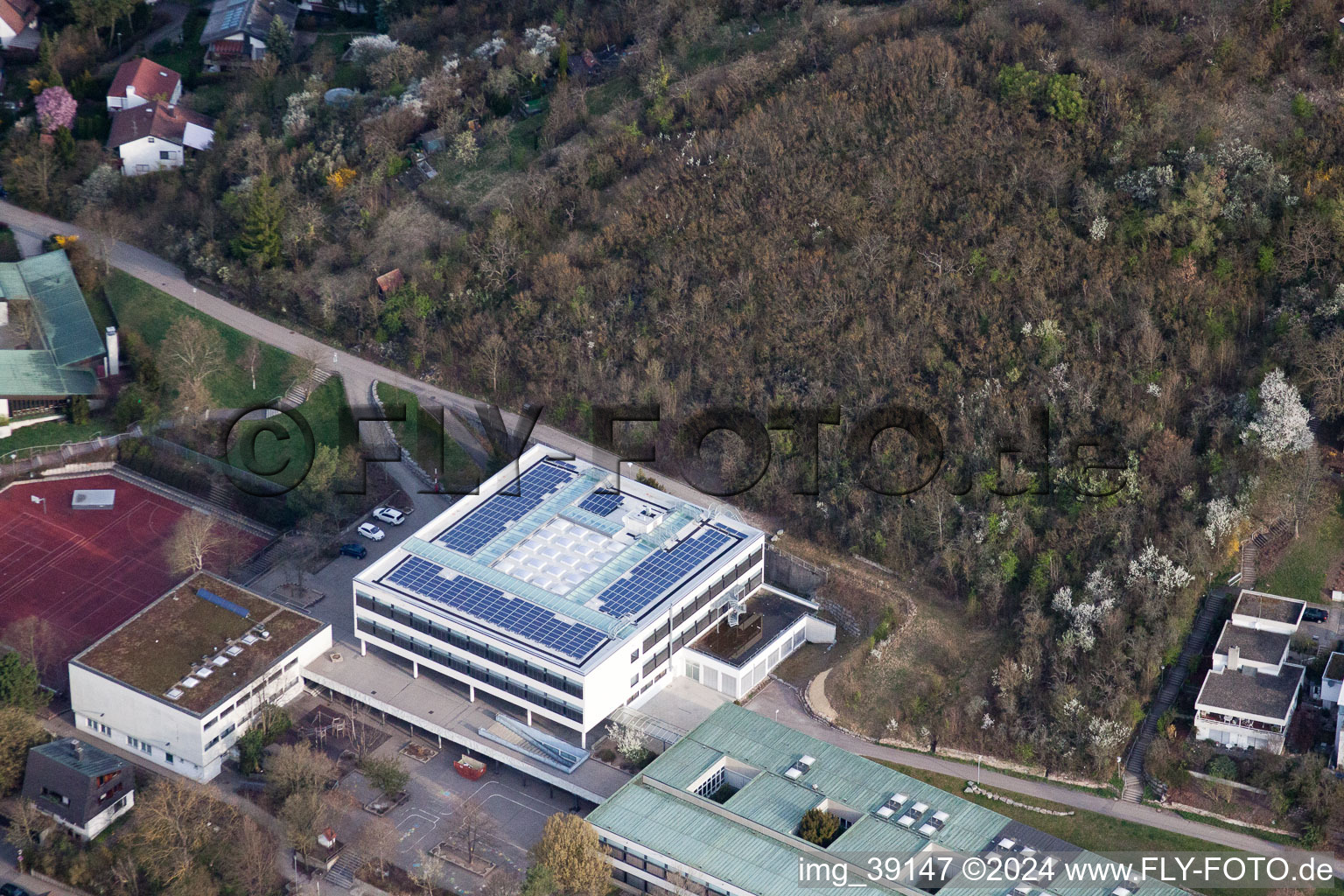 Vue oblique de École August Lämmle, Gerlinger Straße à le quartier Ramtel in Leonberg dans le département Bade-Wurtemberg, Allemagne