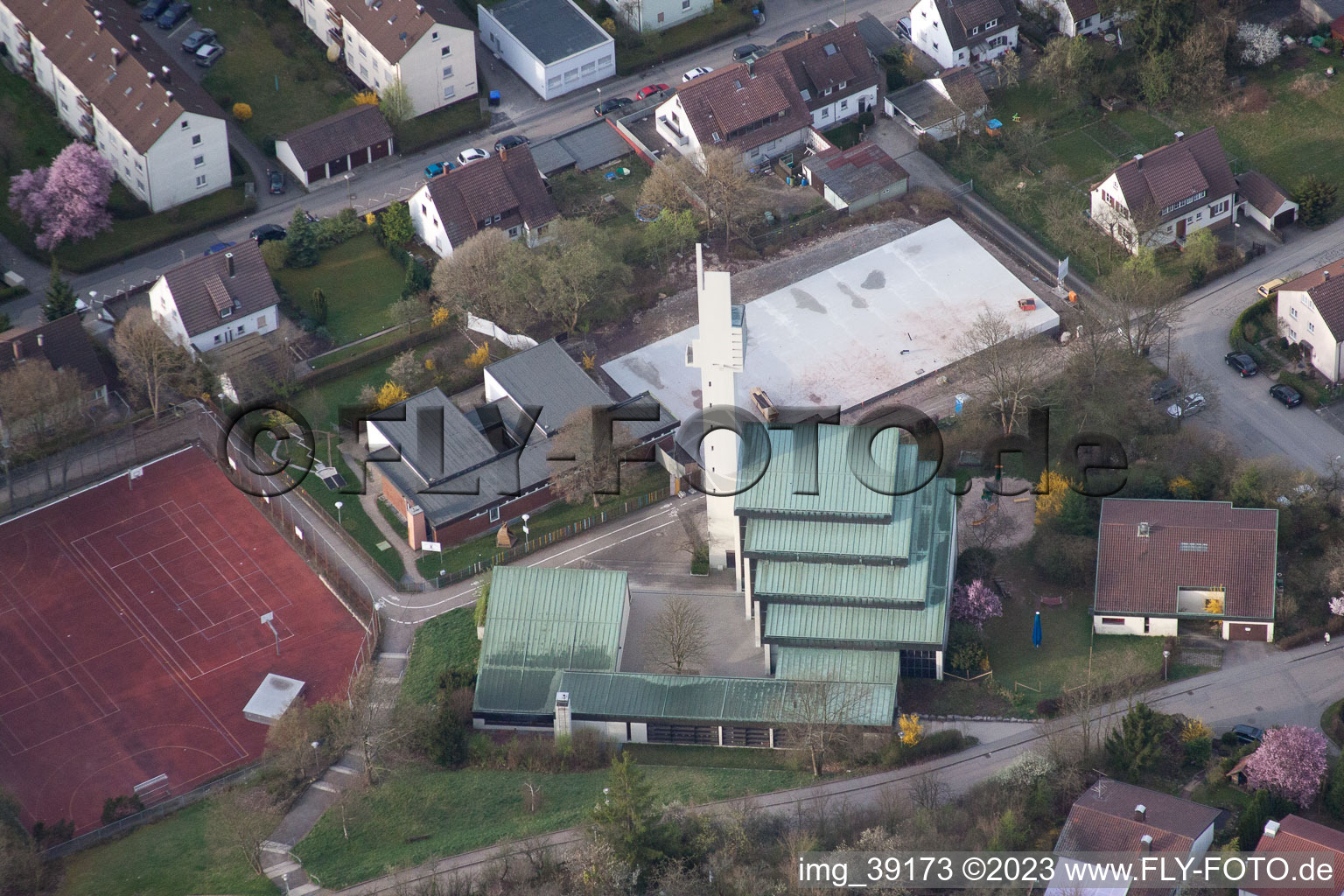 Vue aérienne de Église de la Réconciliation à le quartier Ramtel in Leonberg dans le département Bade-Wurtemberg, Allemagne