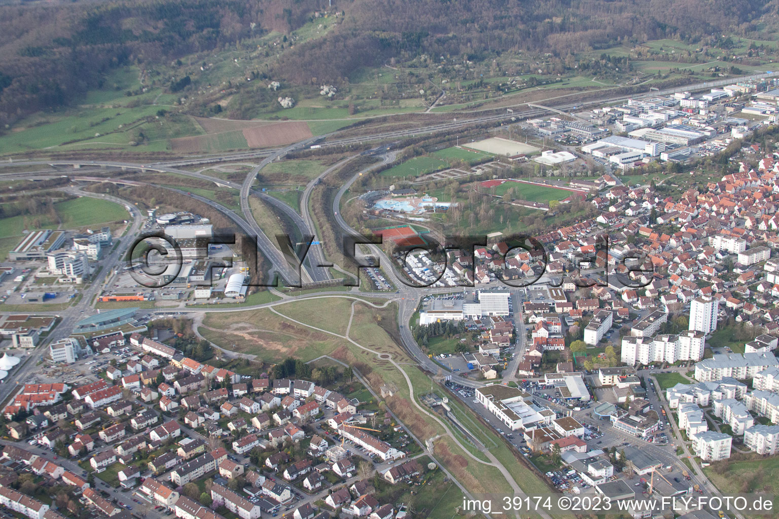 Vue aérienne de Portail sud du tunnel d'Engelberg (A81) à le quartier Ramtel in Leonberg dans le département Bade-Wurtemberg, Allemagne