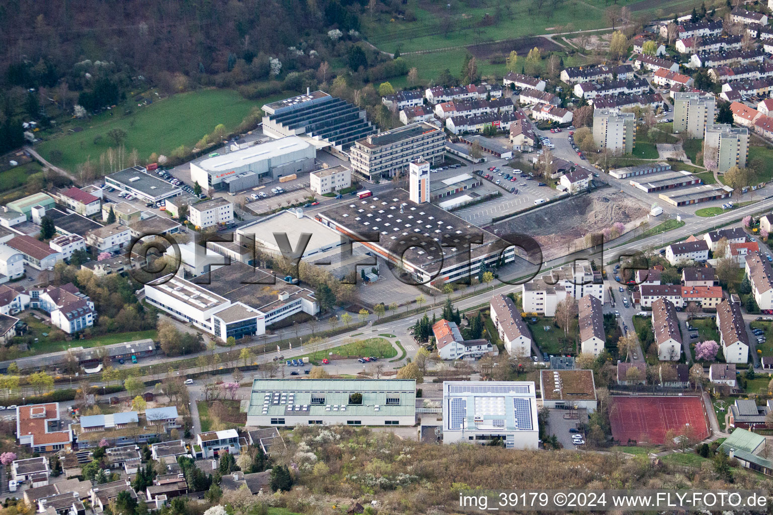 Enregistrement par drone de École August Lämmle, Gerlinger Straße à le quartier Ramtel in Leonberg dans le département Bade-Wurtemberg, Allemagne