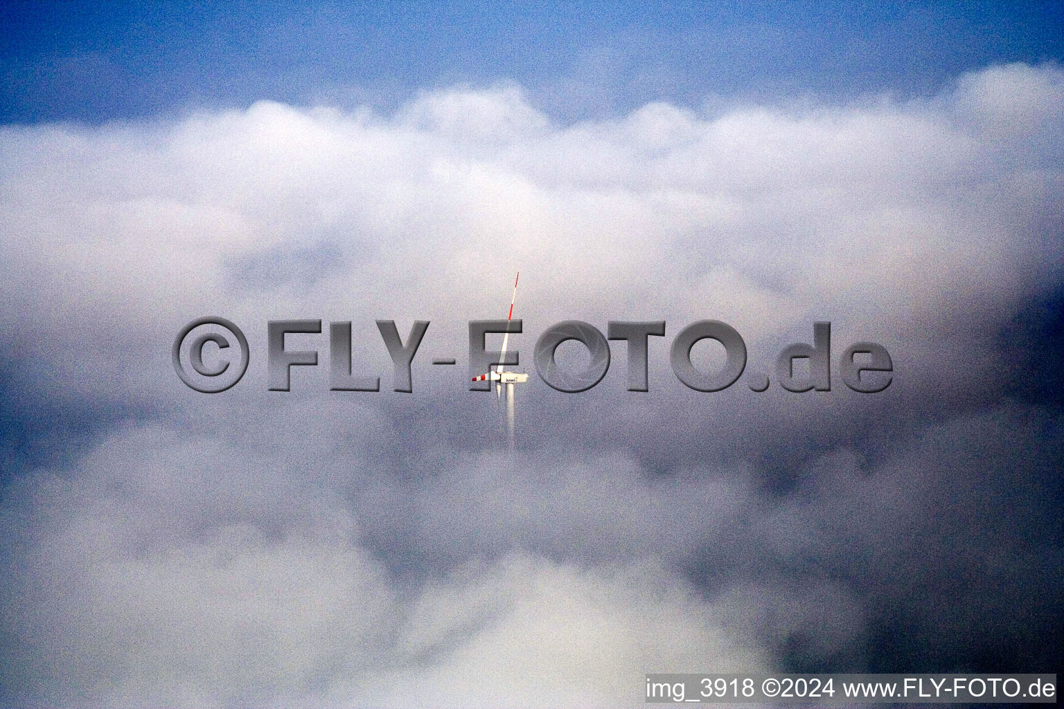 Vue aérienne de Éoliennes dans les nuages à Minfeld dans le département Rhénanie-Palatinat, Allemagne