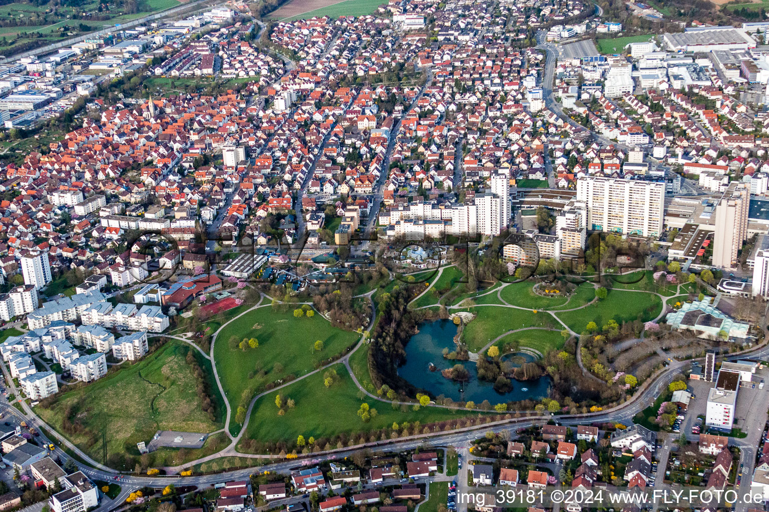 Vue oblique de Parc avec lac du parc à le quartier Eltingen in Leonberg dans le département Bade-Wurtemberg, Allemagne