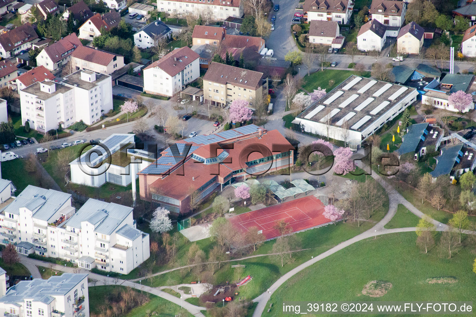 Lycée Ostertag, Tiroler Straße à le quartier Eltingen in Leonberg dans le département Bade-Wurtemberg, Allemagne depuis l'avion