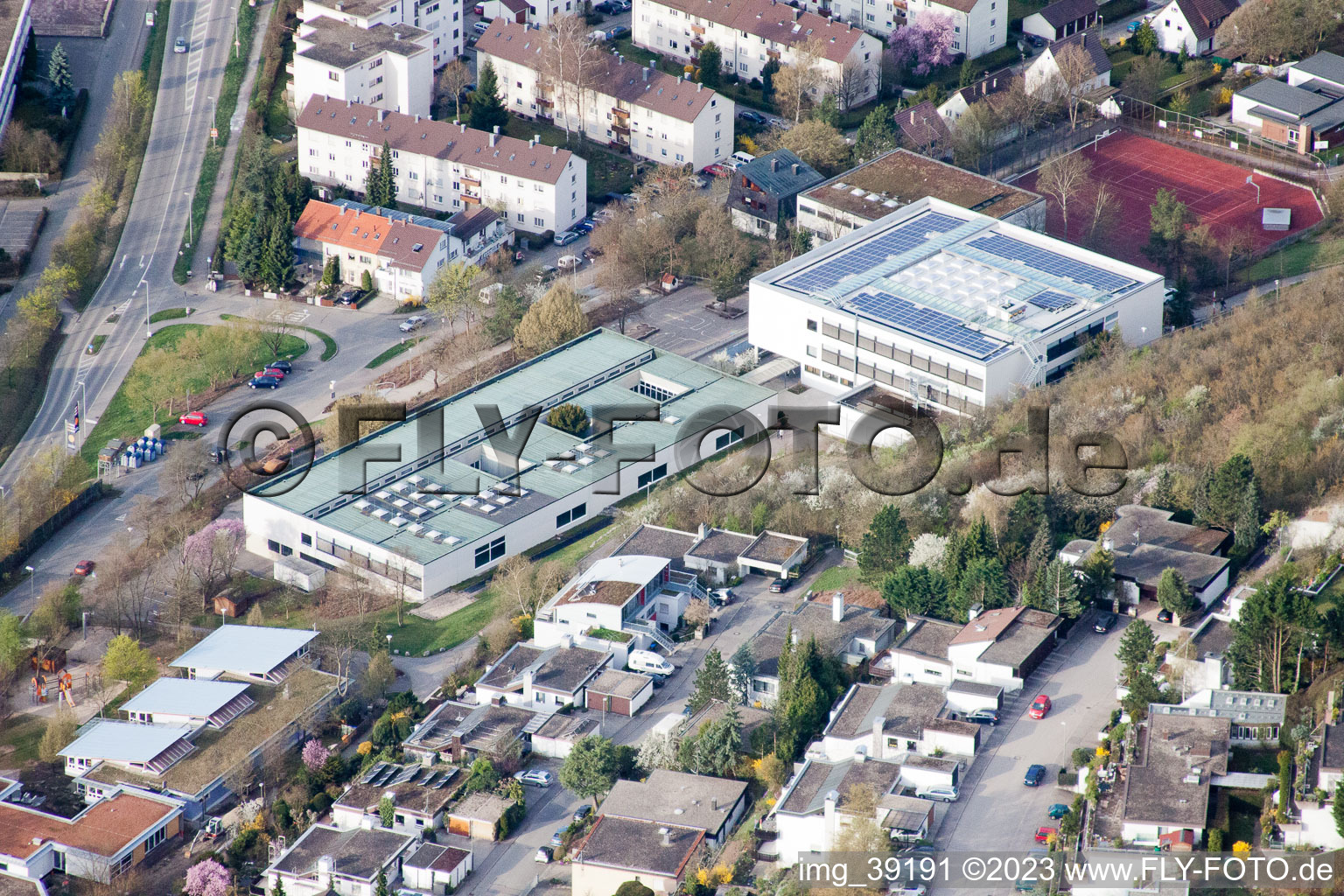 Image drone de École August Lämmle, Gerlinger Straße à le quartier Ramtel in Leonberg dans le département Bade-Wurtemberg, Allemagne