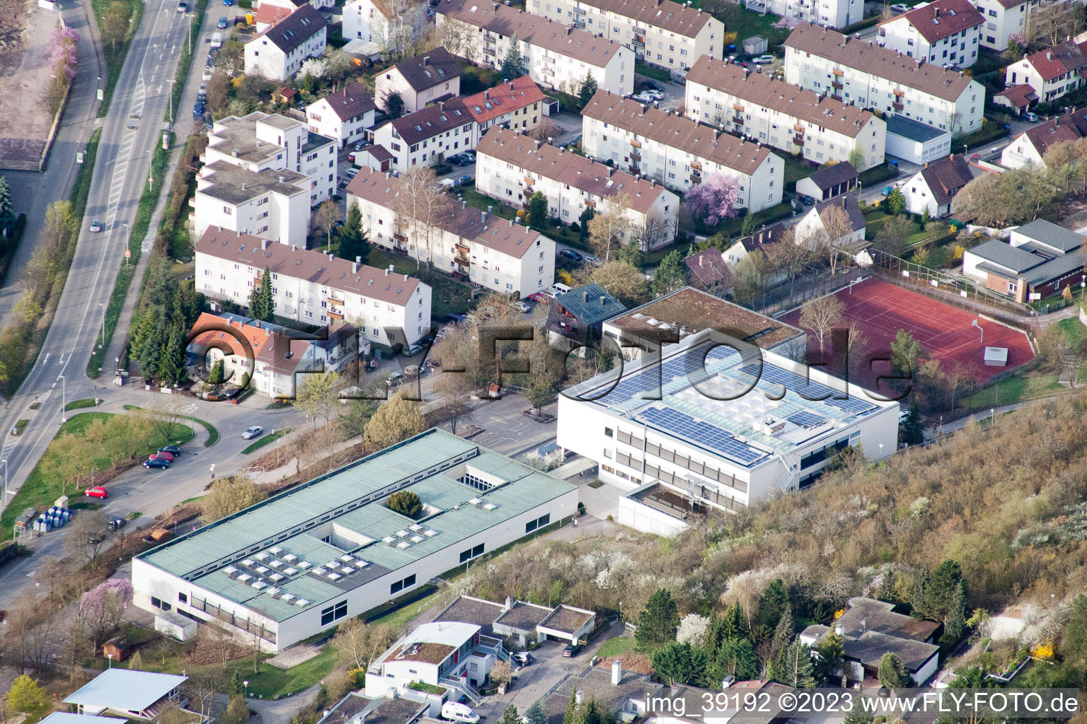 École August Lämmle, Gerlinger Straße à le quartier Ramtel in Leonberg dans le département Bade-Wurtemberg, Allemagne du point de vue du drone