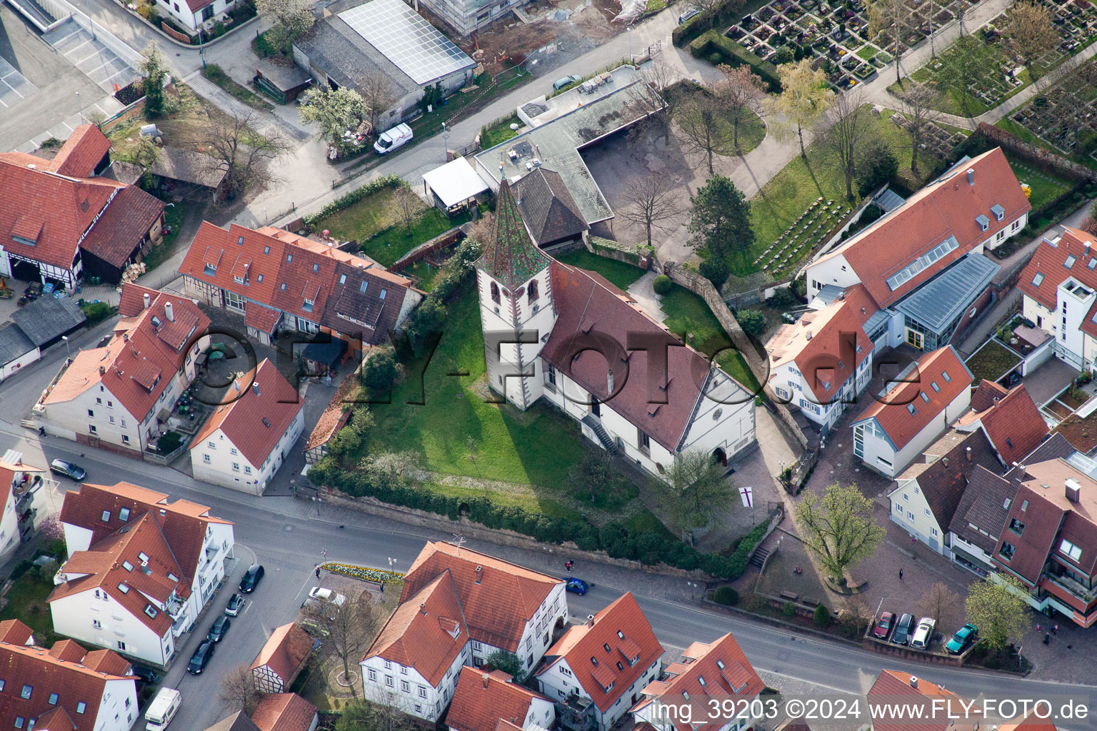 Vue aérienne de Bâtiment de l'église Église Saint-Pierre dans le vieux centre-ville du centre-ville à Gerlingen dans le département Bade-Wurtemberg, Allemagne