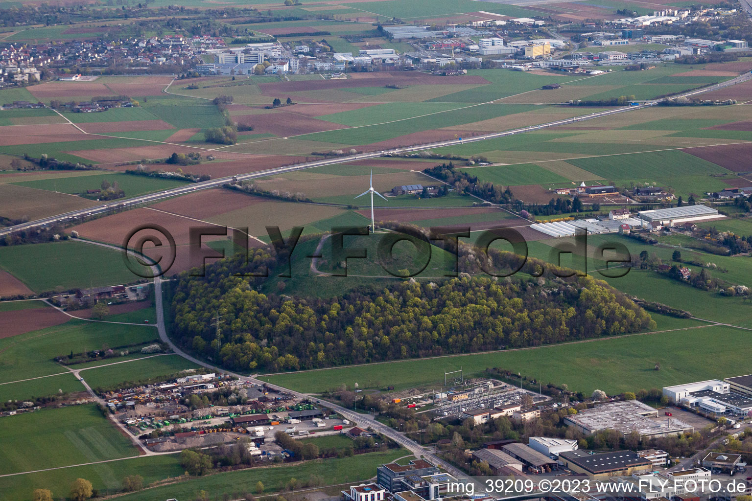Vue aérienne de Éolienne sur le Grüner Heiner sur l'A 81 à Ditzingen dans le département Bade-Wurtemberg, Allemagne