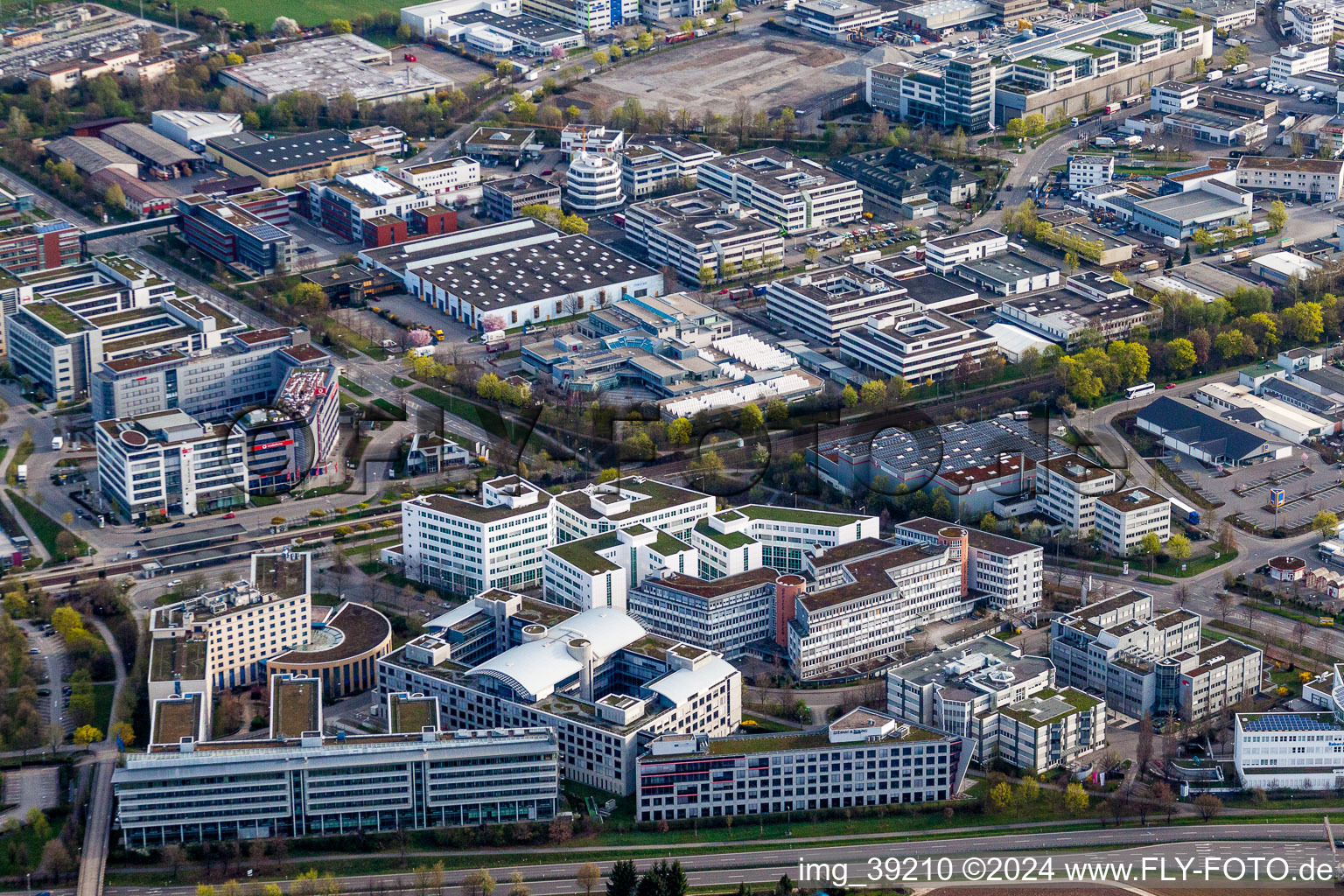 Vue aérienne de Zone commerciale et implantation d'entreprise avec Holiday Inn Stuttgart et assurance VPV à le quartier Weilimdorf in Stuttgart dans le département Bade-Wurtemberg, Allemagne