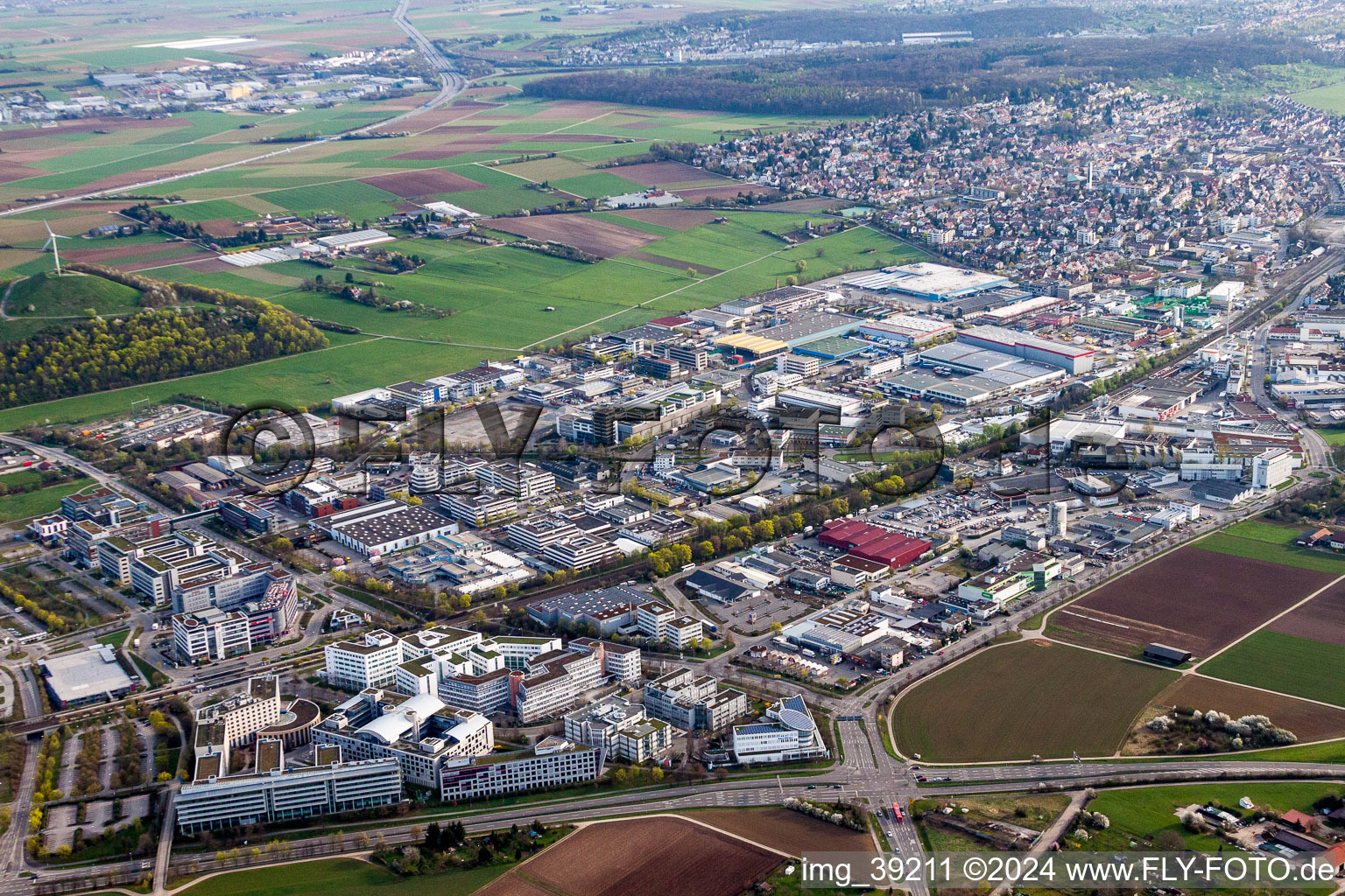 Vue aérienne de Zone commerciale et implantation de l'entreprise Weilimdorf Nord en Weilimdorf à le quartier Weilimdorf in Stuttgart dans le département Bade-Wurtemberg, Allemagne