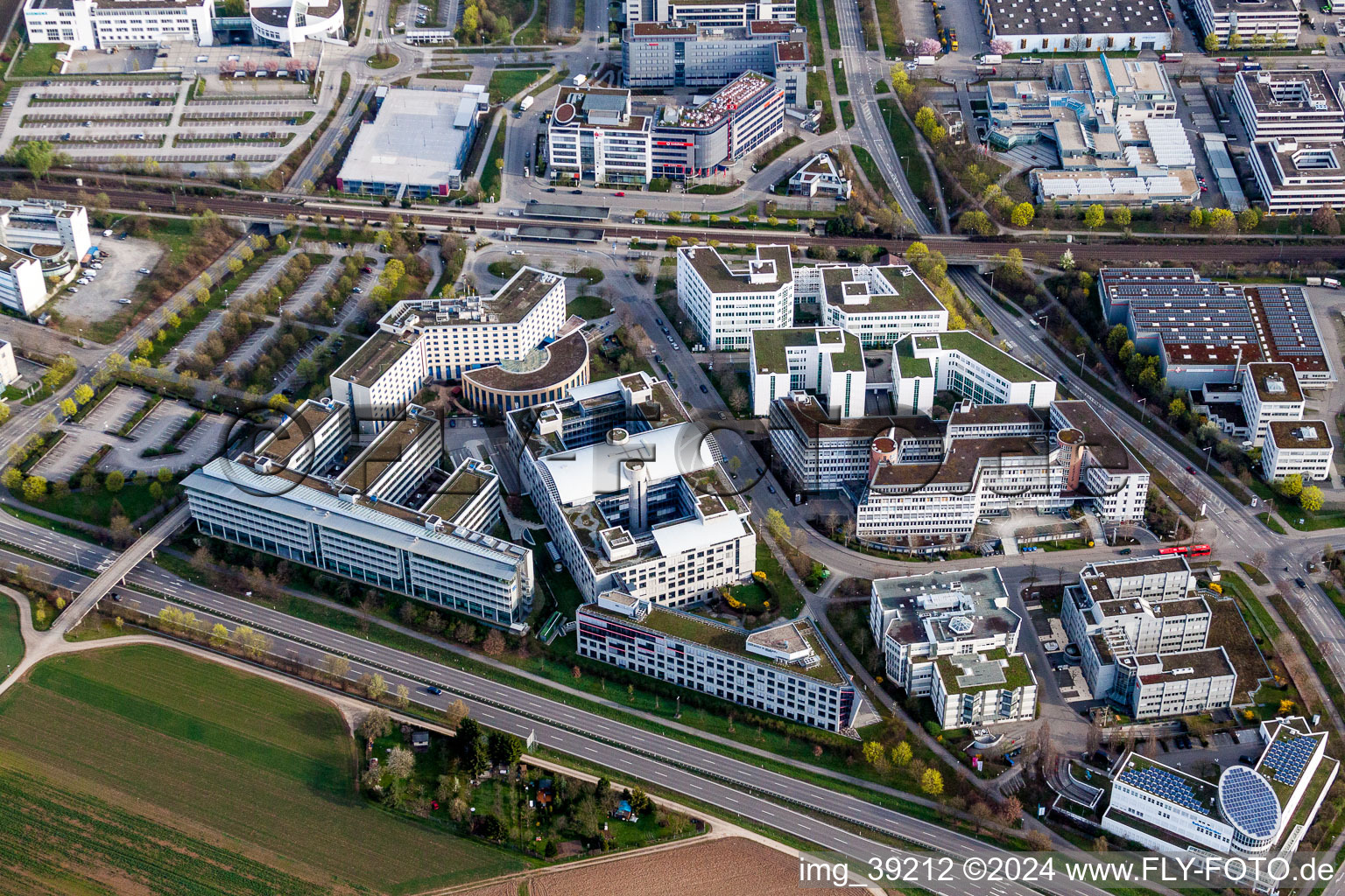 Vue aérienne de Zone commerciale et implantation d'entreprise avec Holiday Inn Stuttgart et assurance VPV à le quartier Weilimdorf in Stuttgart dans le département Bade-Wurtemberg, Allemagne