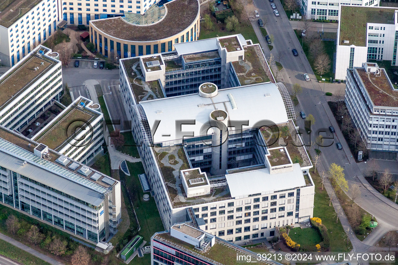 Vue aérienne de Bâtiment administratif du Dr. Ing. hc F. Porsche AG en Weilimdorf à le quartier Weilimdorf in Stuttgart dans le département Bade-Wurtemberg, Allemagne