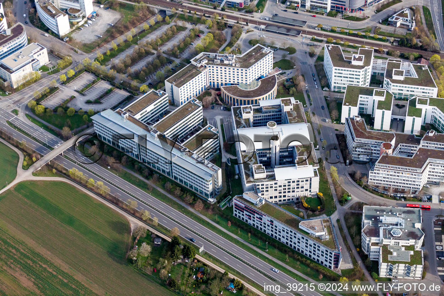 Photographie aérienne de Zone commerciale et implantation d'entreprise avec Holiday Inn Stuttgart et assurance VPV à le quartier Weilimdorf in Stuttgart dans le département Bade-Wurtemberg, Allemagne