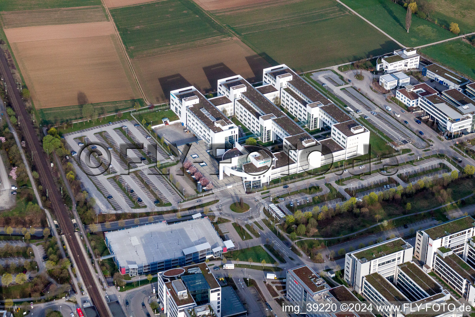 Vue aérienne de Bâtiment administratif de la société Siemens AG en Weilimdorf à le quartier Weilimdorf in Stuttgart dans le département Bade-Wurtemberg, Allemagne