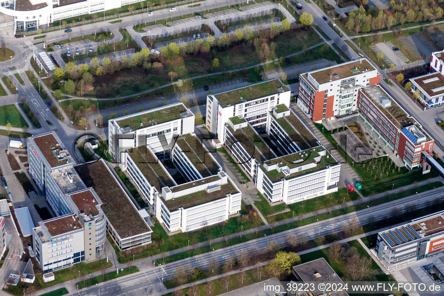 Vue aérienne de Bâtiment administratif de la succursale Sud-Ouest de Vodafone D2 GmbH à Weilimdorf à le quartier Weilimdorf in Stuttgart dans le département Bade-Wurtemberg, Allemagne