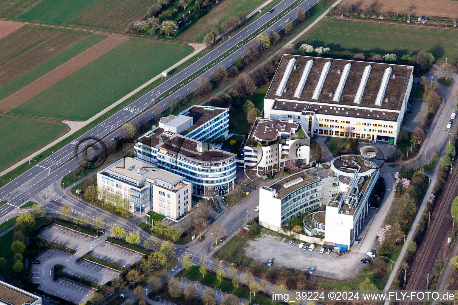 Vue aérienne de Bâtiment administratif de la société CARDIF Allgemeine Versicherung, du centre de performance et de service Andreae-Noris Zahn AG -ANZAG- et PETA Deutschland eV en Weilimdorf à le quartier Weilimdorf in Stuttgart dans le département Bade-Wurtemberg, Allemagne