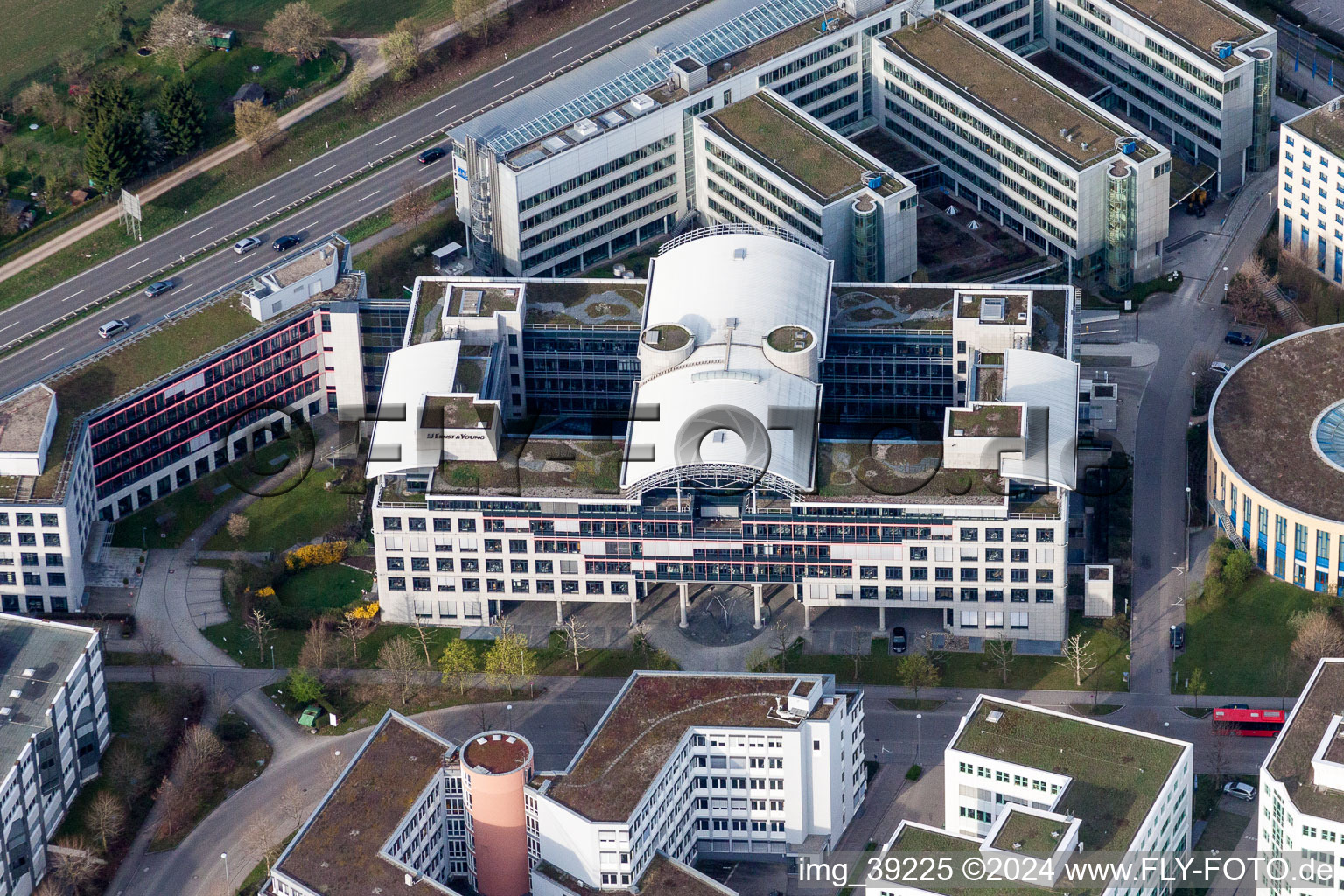 Vue aérienne de Bâtiment administratif du Dr. Ing. hc F. Porsche AG en Weilimdorf à le quartier Weilimdorf in Stuttgart dans le département Bade-Wurtemberg, Allemagne