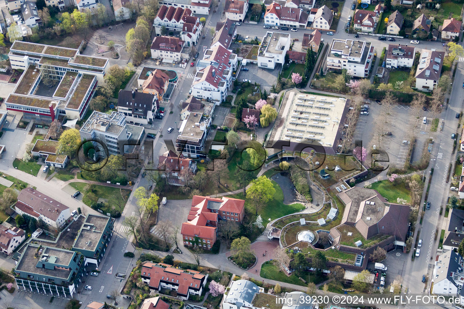 Vue aérienne de Construction du toit de la salle de sport du quartier Korntal à Korntal-Münchingen dans le département Bade-Wurtemberg, Allemagne