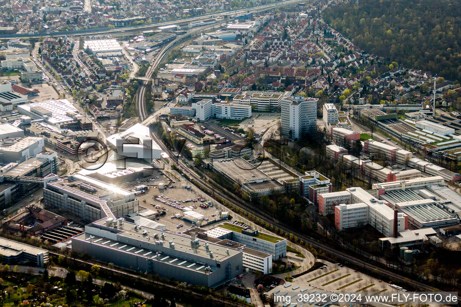 Vue aérienne de Monument industriel d'installations techniques désaffectées et musée Porsche à Zuffenhausen à le quartier Zuffenhausen in Stuttgart dans le département Bade-Wurtemberg, Allemagne