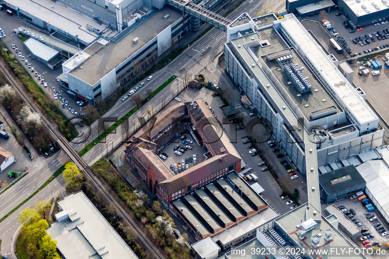 Vue aérienne de Locaux de l'usine Porsche 1 à Zuffenhausen à le quartier Zuffenhausen in Stuttgart dans le département Bade-Wurtemberg, Allemagne